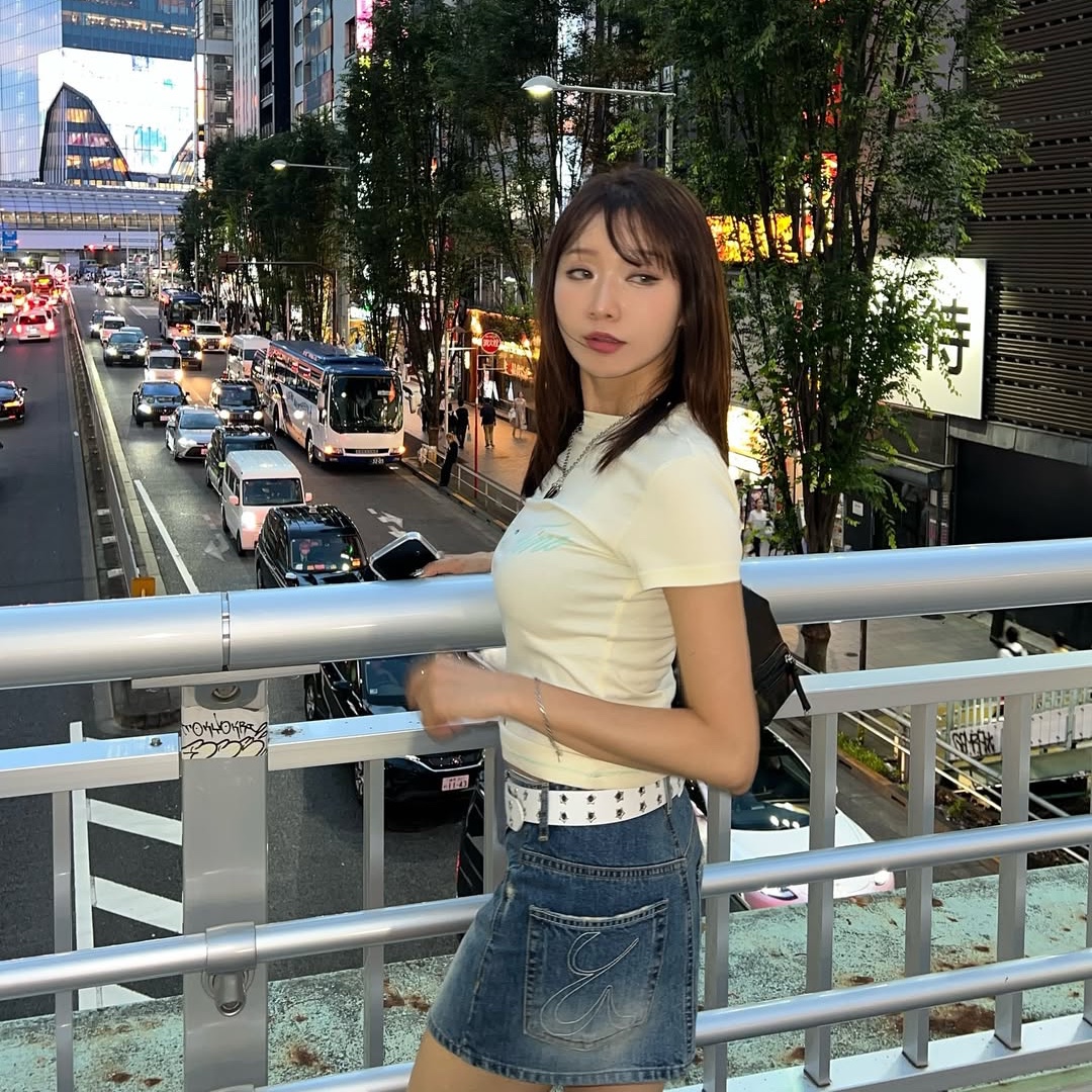 THIS IS FINE Cropped Signature Tee Cream, THIS IS FINE Signature Ball Cap Black 착용 스타일 - 4