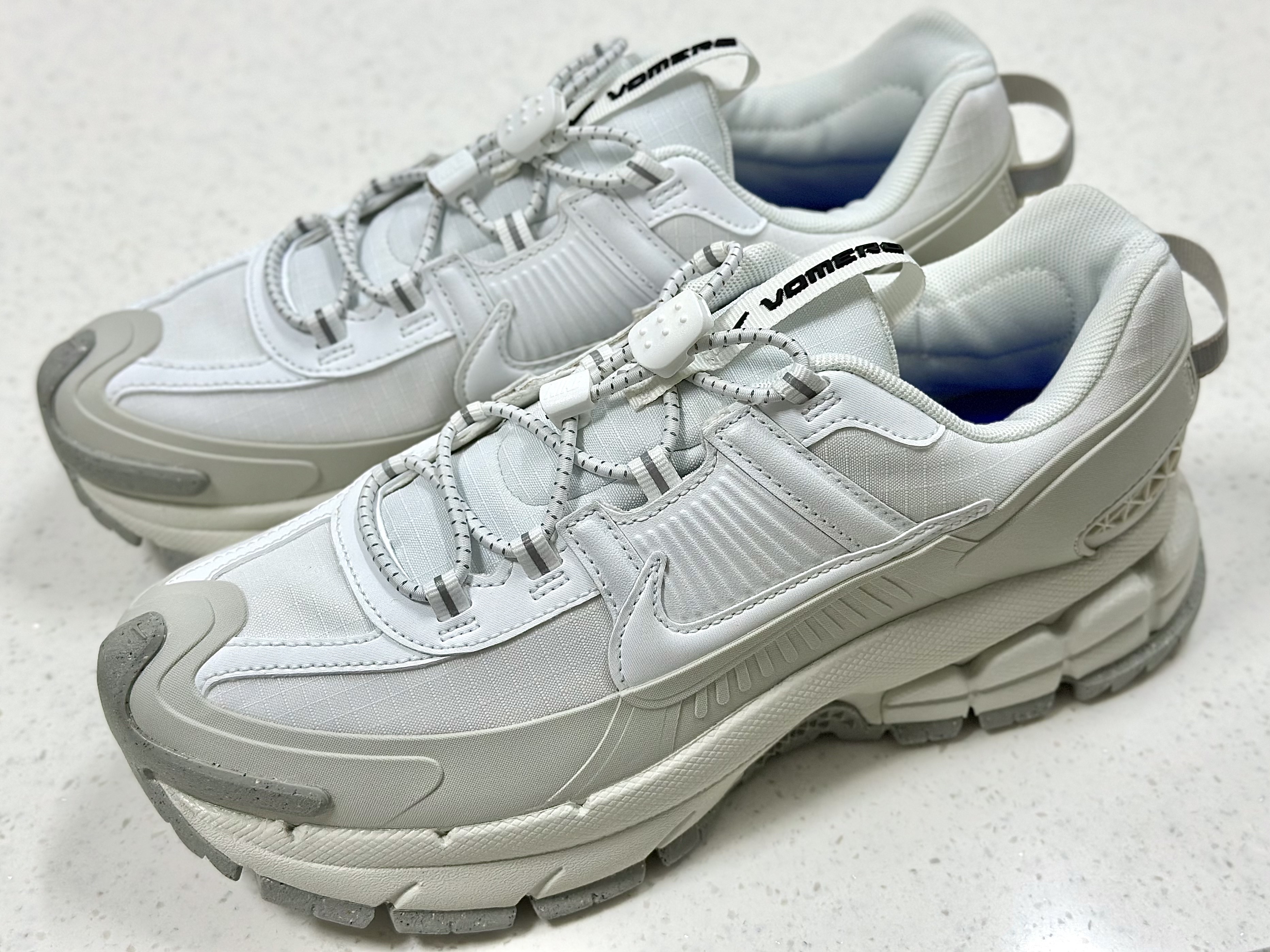 Nike Zoom Vomero Roam Summit White and Light Bone 착용 스타일 - 2