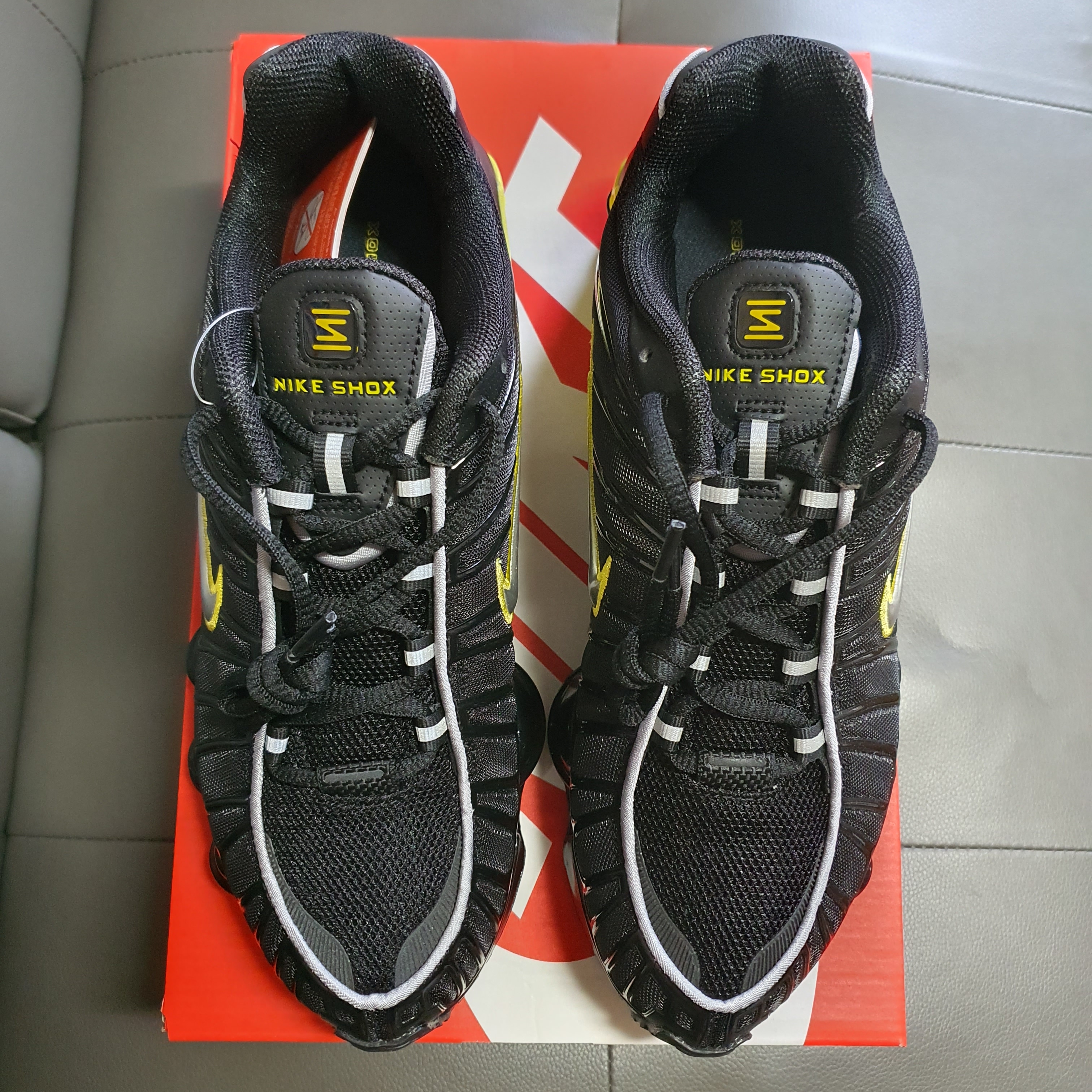 Nike Shox TL Black Dynamic Yellow 착용 스타일