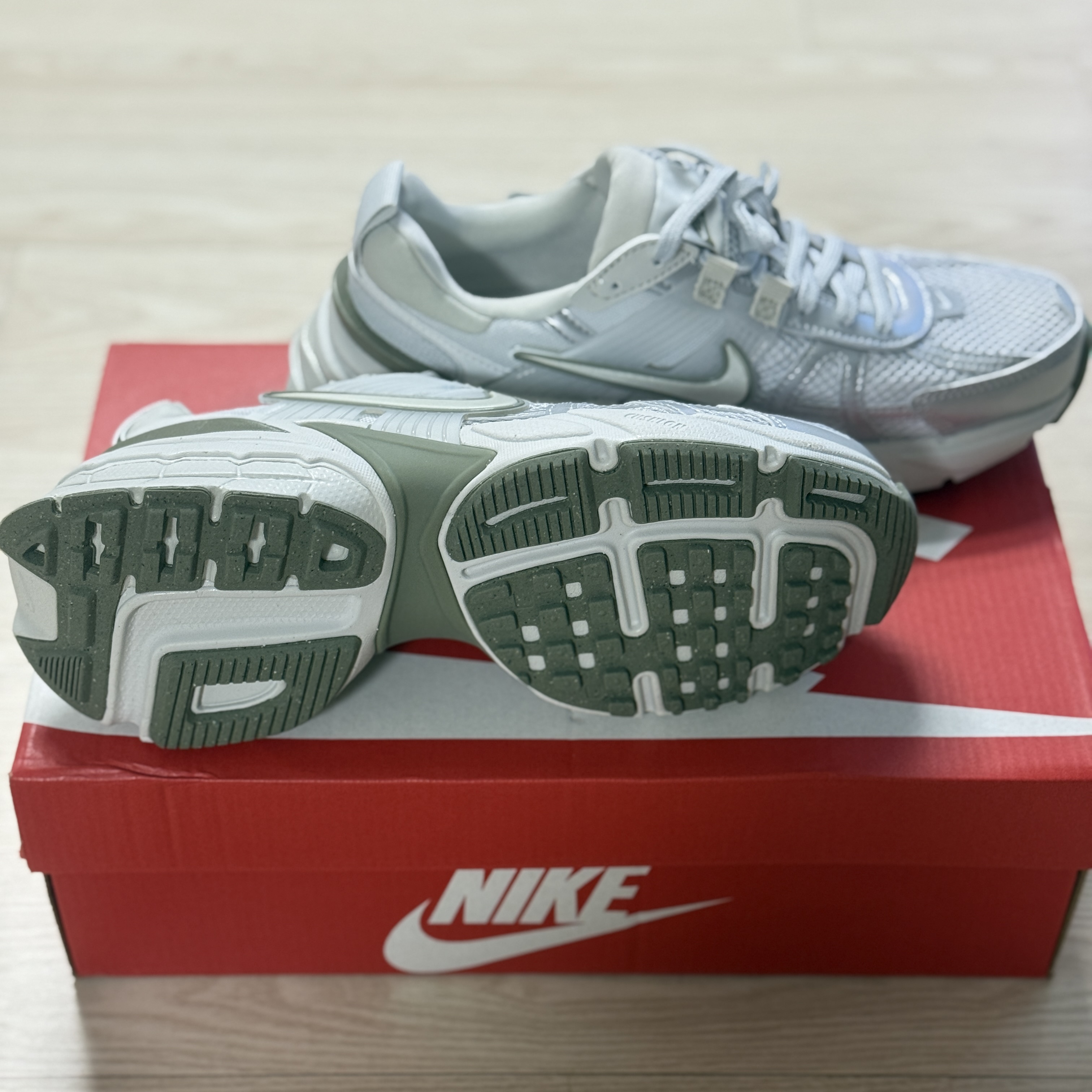 (W) Nike V2K Run Photon Dust Summit White 착용 스타일 - 4