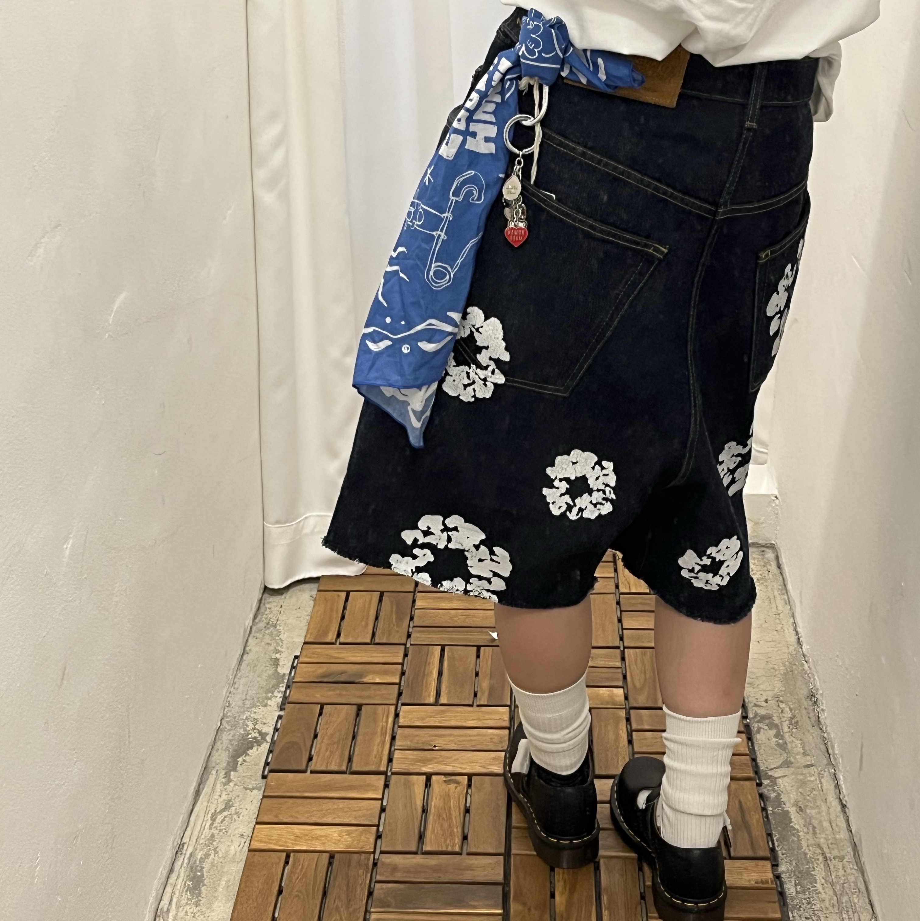 Supreme Dean Blunt T-Shirt White - 25SS, Denim Tears Cotton Wreath Jean Shorts Black 착용 스타일 - 2