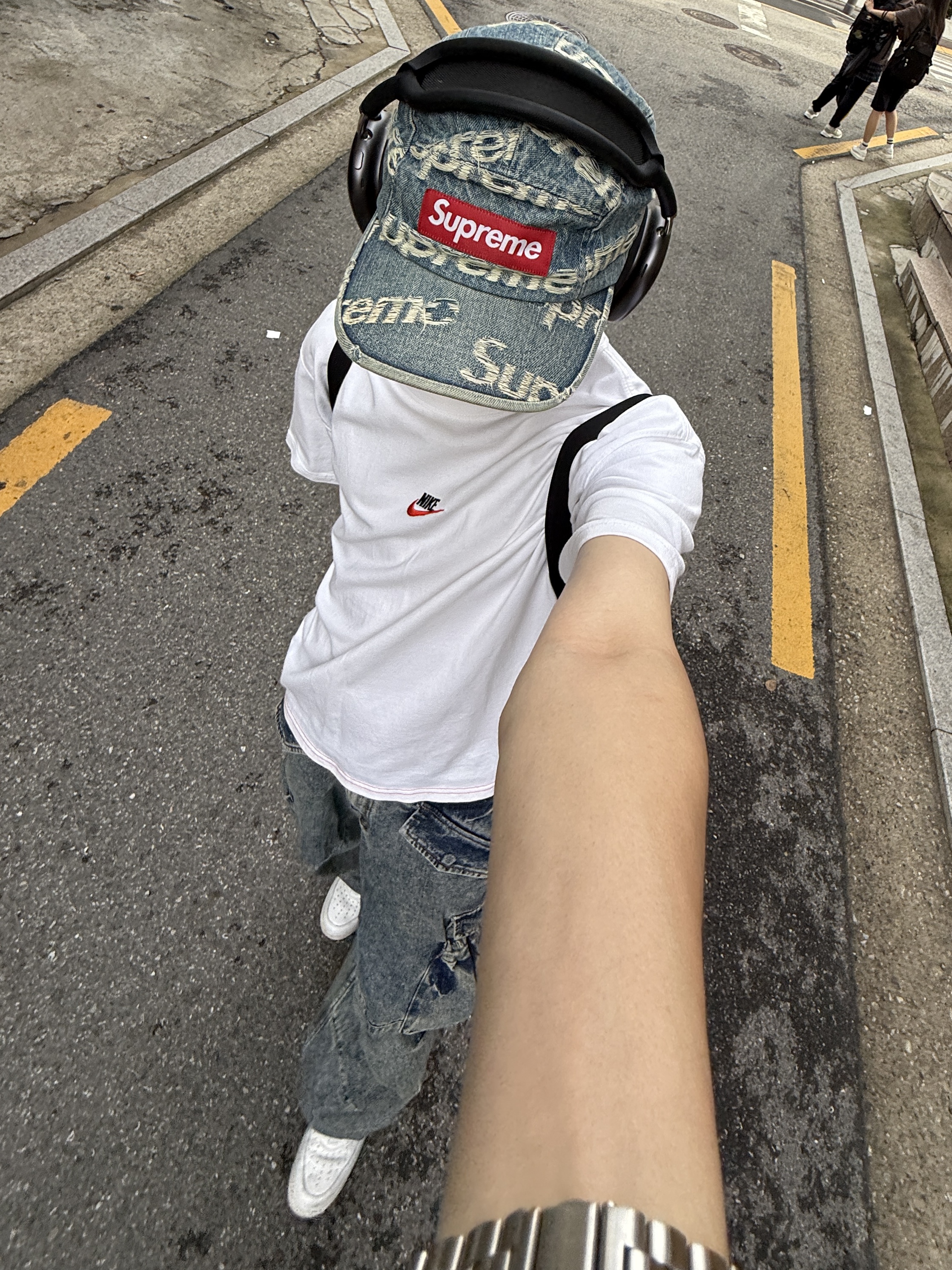Nike x Supreme Air Force 1 Low White, Supreme Mesh Small Backpack Black - 23SS 착용 스타일 - 2