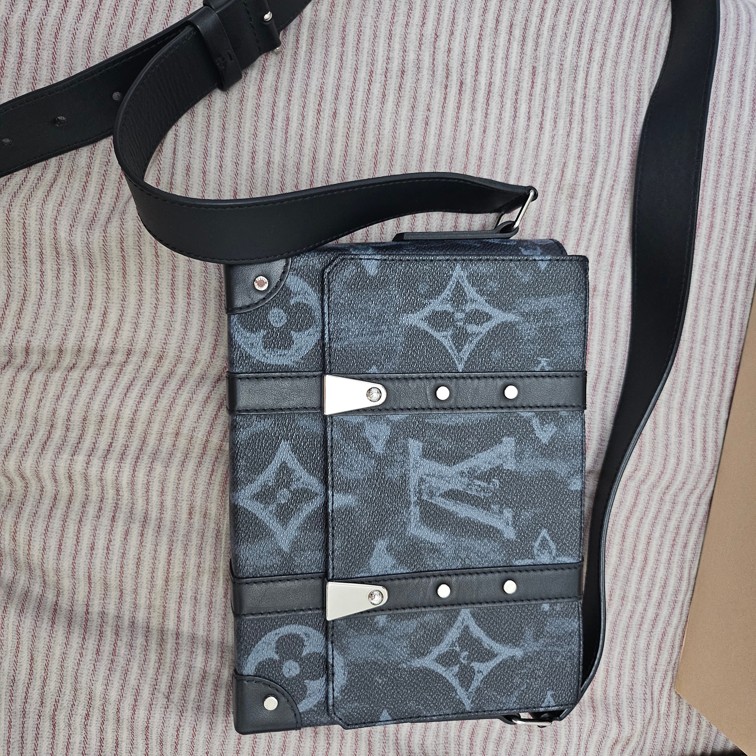 Louis Vuitton Trunk Messenger Monogram Eclipse 착용 스타일 - 1