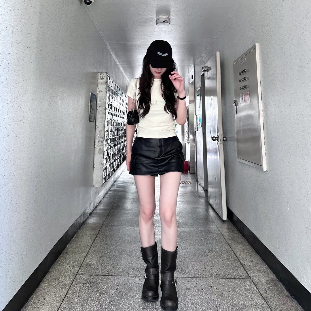 THIS IS FINE Cropped Signature Tee Cream, THIS IS FINE Signature Ball Cap Black 착용 스타일 - 1