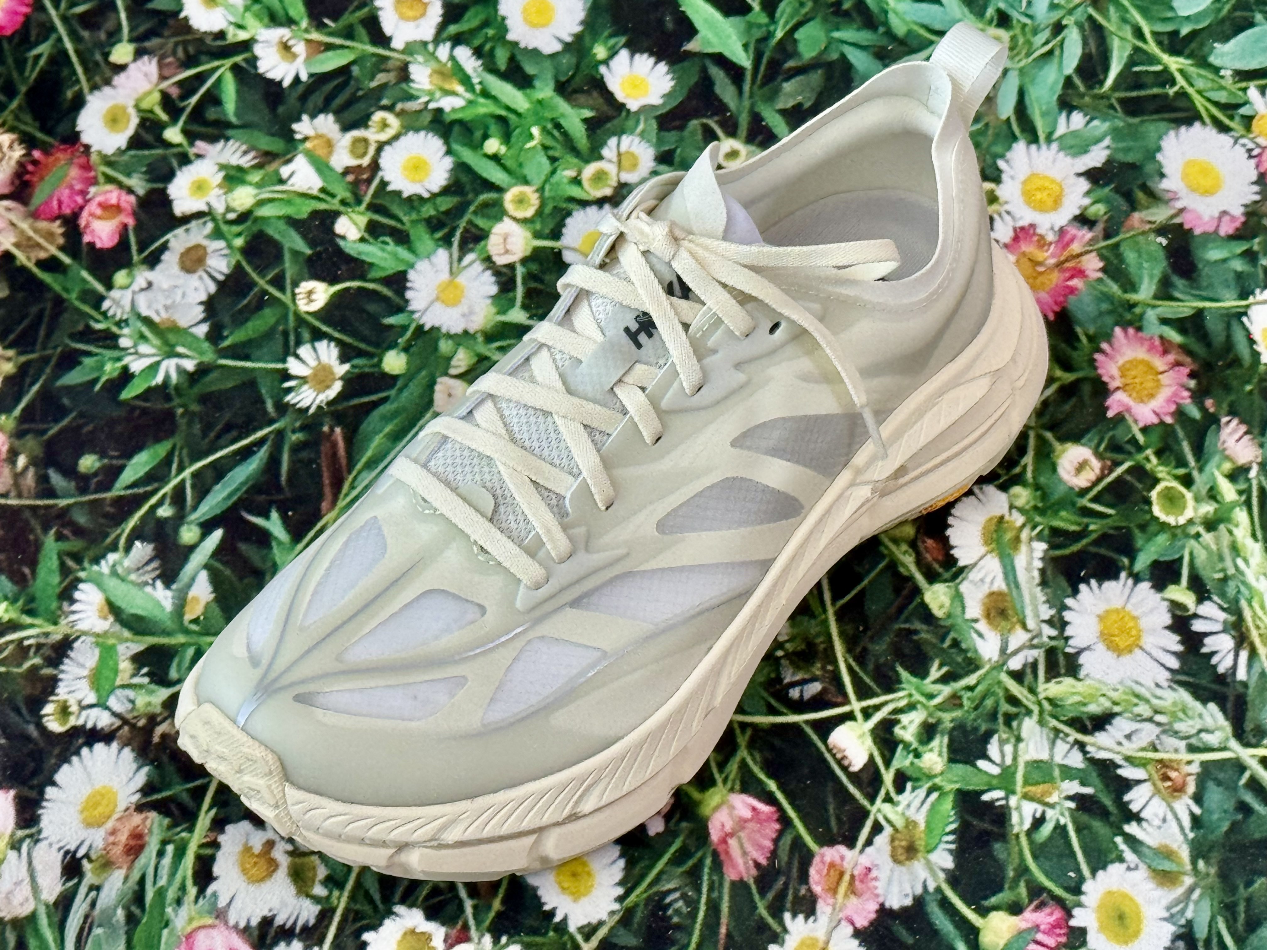 Hoka Mafate Speed 4 Lite Truffle Salt Vintage Yellow, Hoka Mafate Speed 4 Lite Black Outer Orbit 착용 스타일 - 1