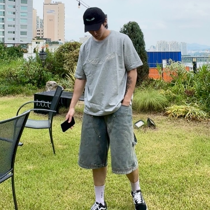 THIS IS FINE Oversized Signature Tee Sportif Gray, THIS IS FINE Signature Ball Cap Black 착용 스타일 - 1