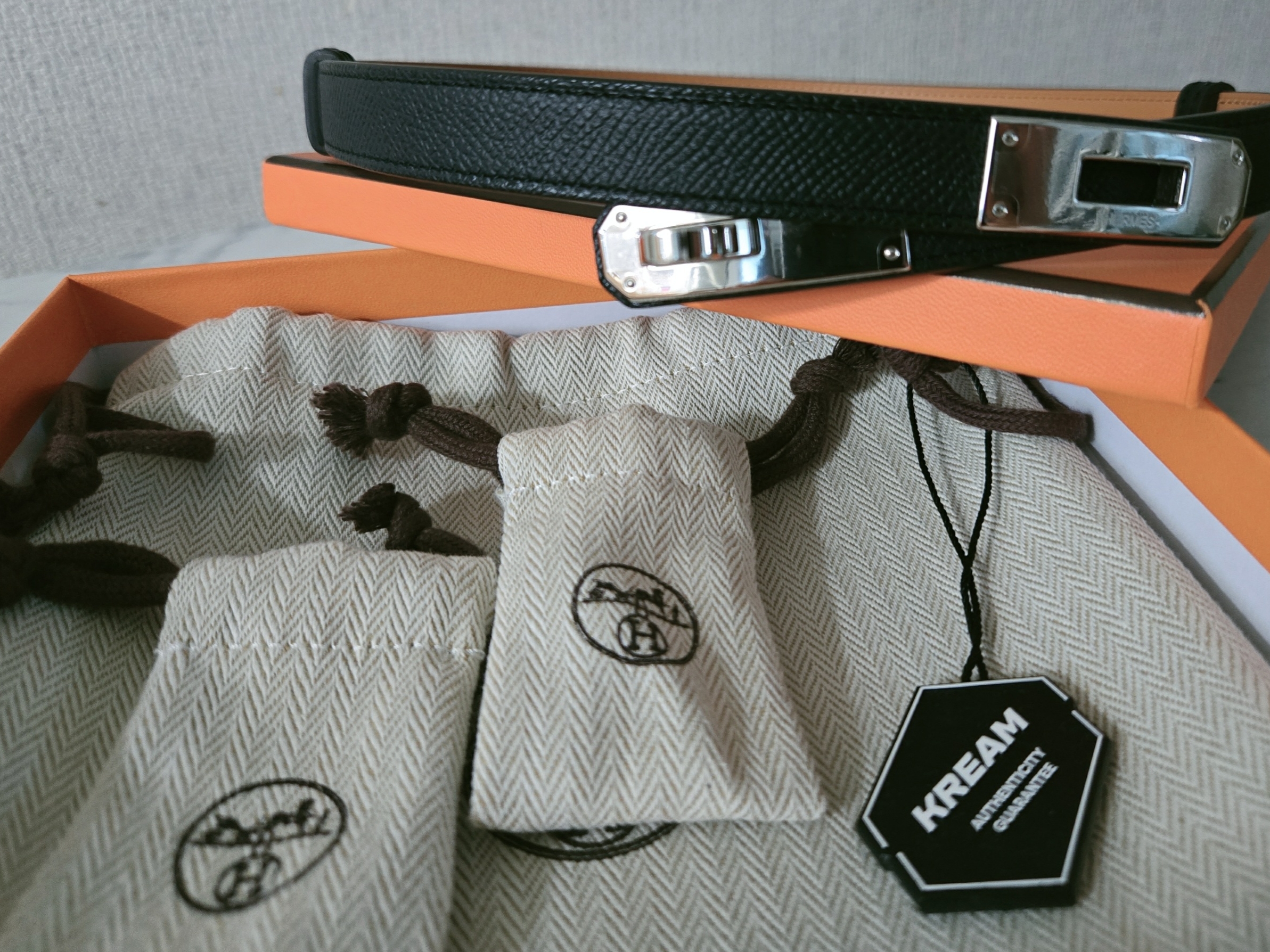 (W) Hermes Kelly 18 Belt Epsom & Palladium Noir 착용 스타일