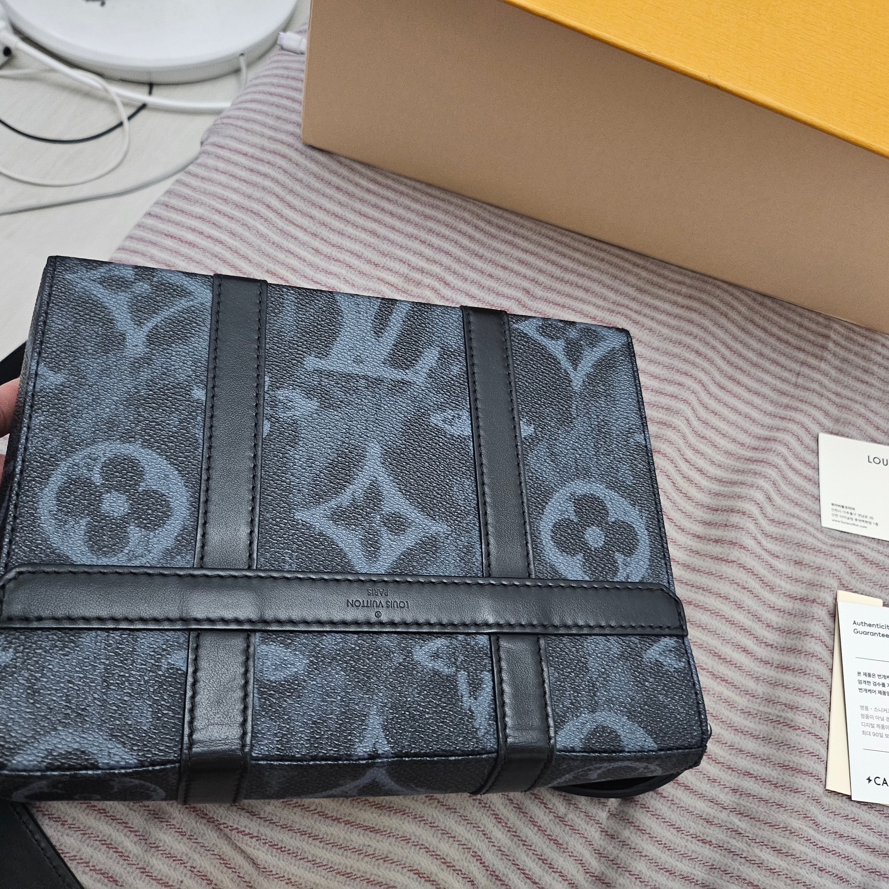 Louis Vuitton Trunk Messenger Monogram Eclipse 착용 스타일 - 2
