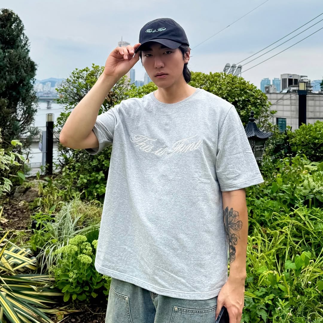 THIS IS FINE Oversized Signature Tee Sportif Gray, THIS IS FINE Signature Ball Cap Black 착용 스타일 - 4