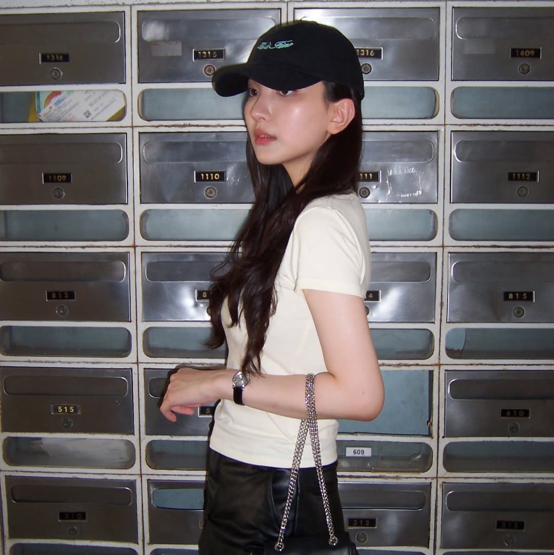 THIS IS FINE Cropped Signature Tee Cream, THIS IS FINE Signature Ball Cap Black 착용 스타일 - 4