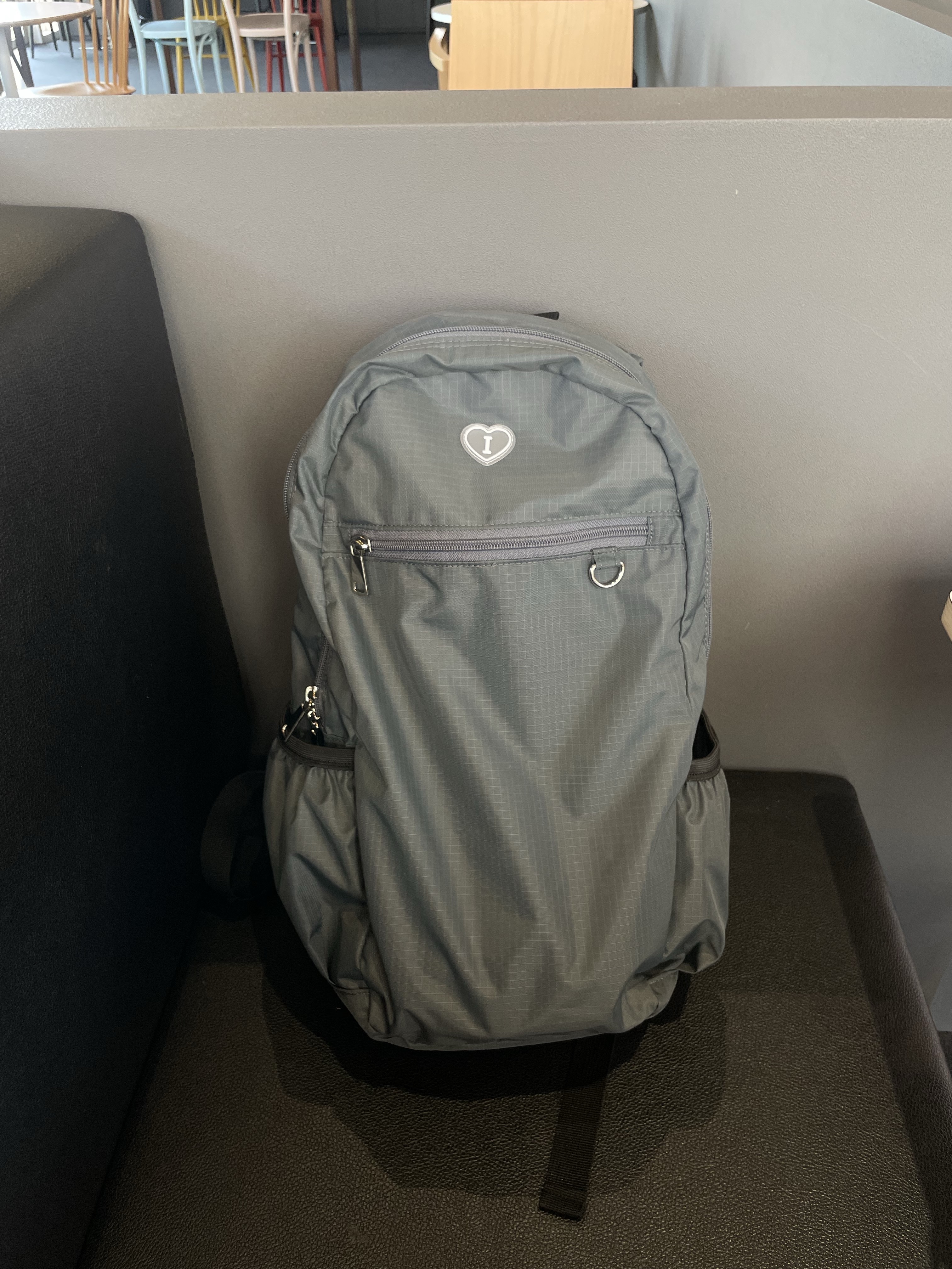 Isummerly Love Walk Backpack Charcoal 착용 스타일 - 3