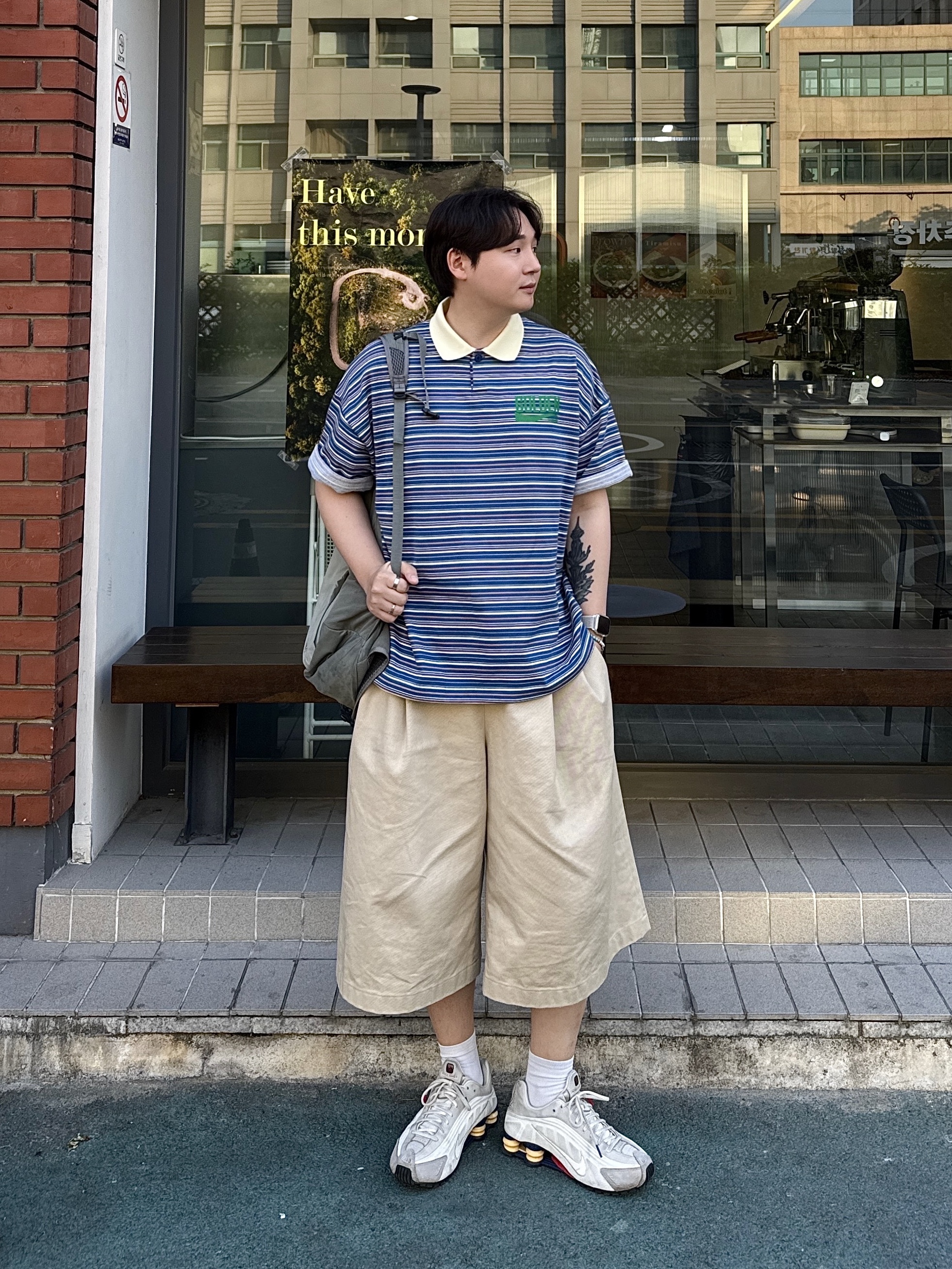 Nike Shox R4 PRM Light Iron Ore and Phantom, Apple Watch SE 2024 40mm GPS Silver Aluminium Case with Sport Band S/M Denim (Korean Ver.) 착용 스타일 - 1