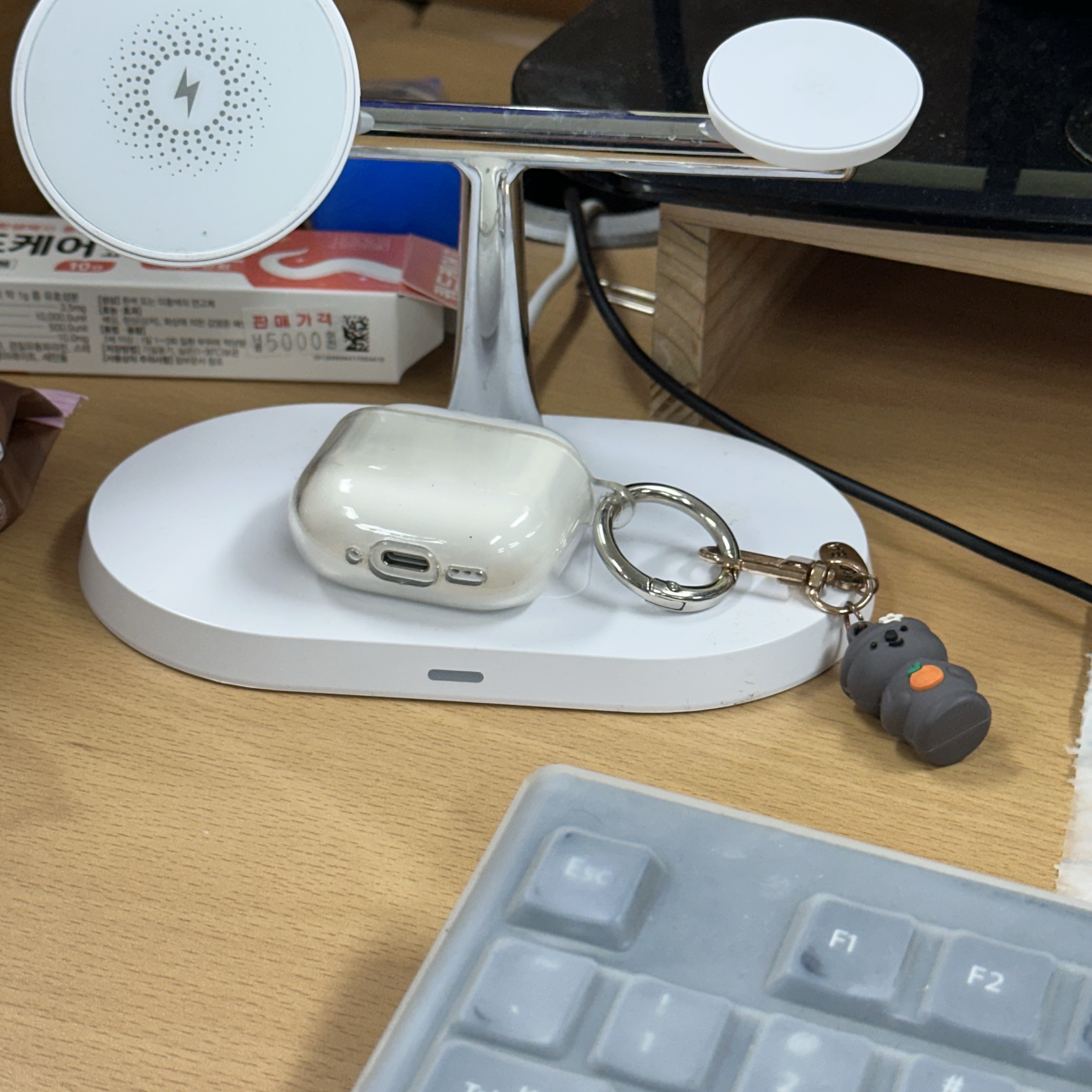 Apple AirPods 4th Gen with Active Noise Cancellation (Korean Ver.) 착용 스타일