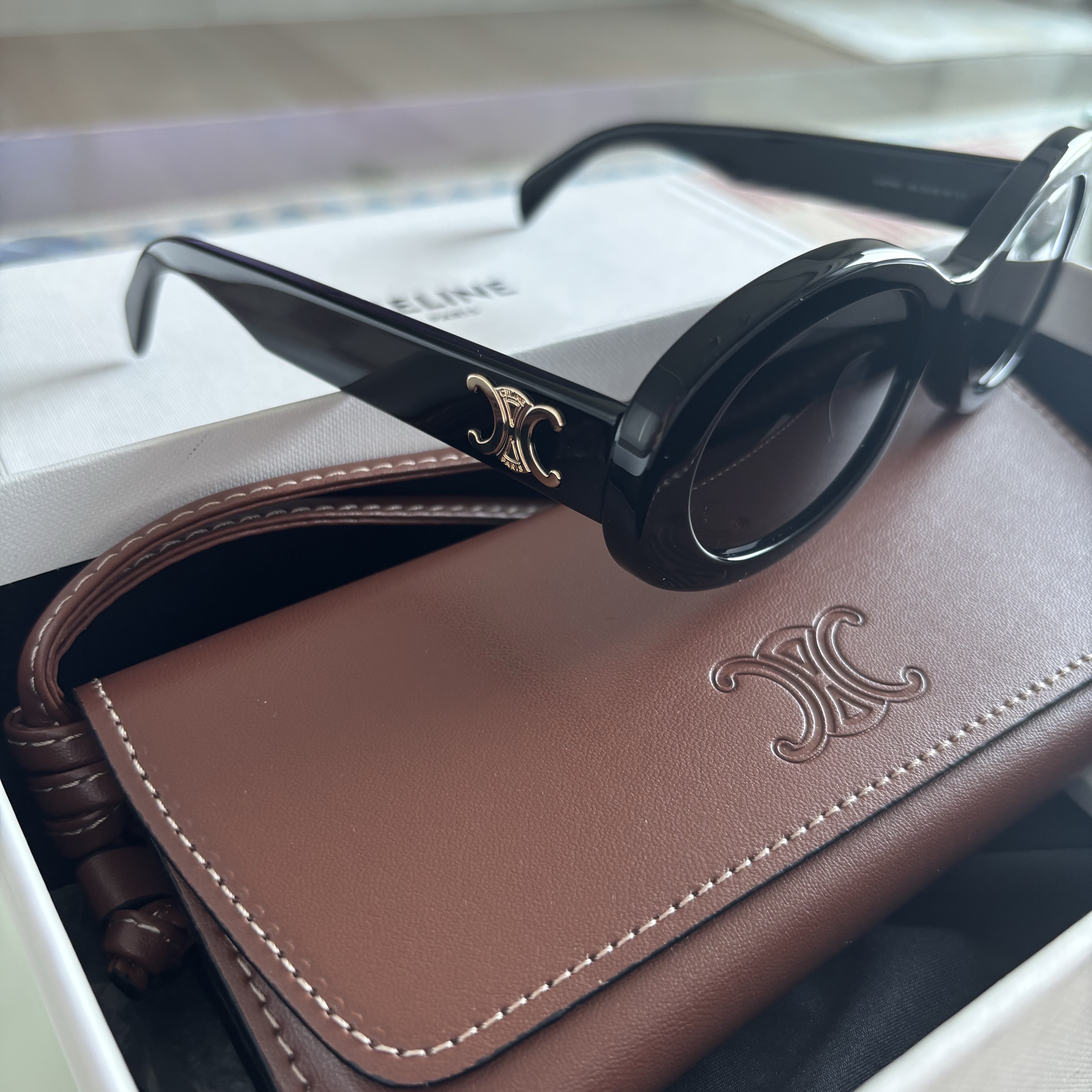 (W) Celine Triomphe 01 Sunglasses in Acetate Black 착용 스타일