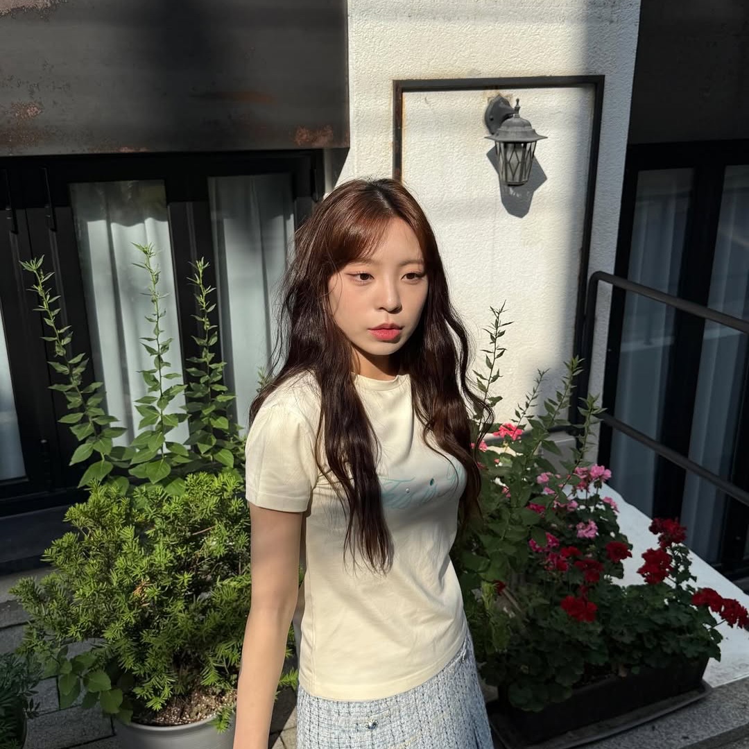 THIS IS FINE Cropped Signature Tee Cream, THIS IS FINE Signature Ball Cap Black 착용 스타일 - 6