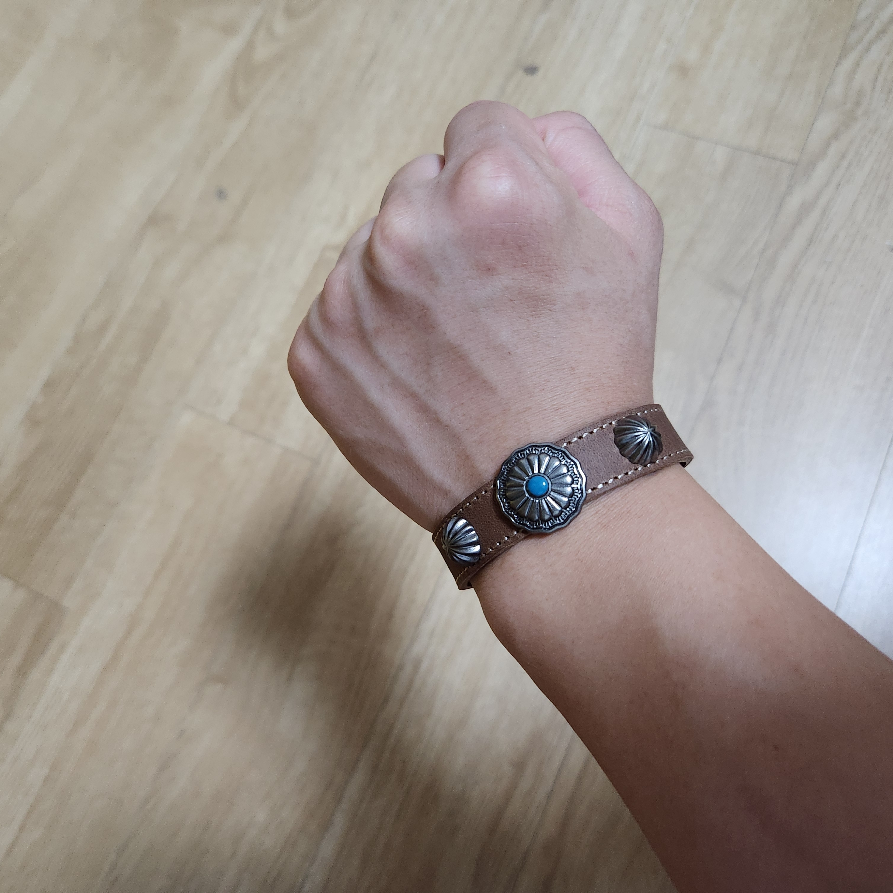 Ogarp Concho Wrist Belt Brown 착용 스타일 - 1