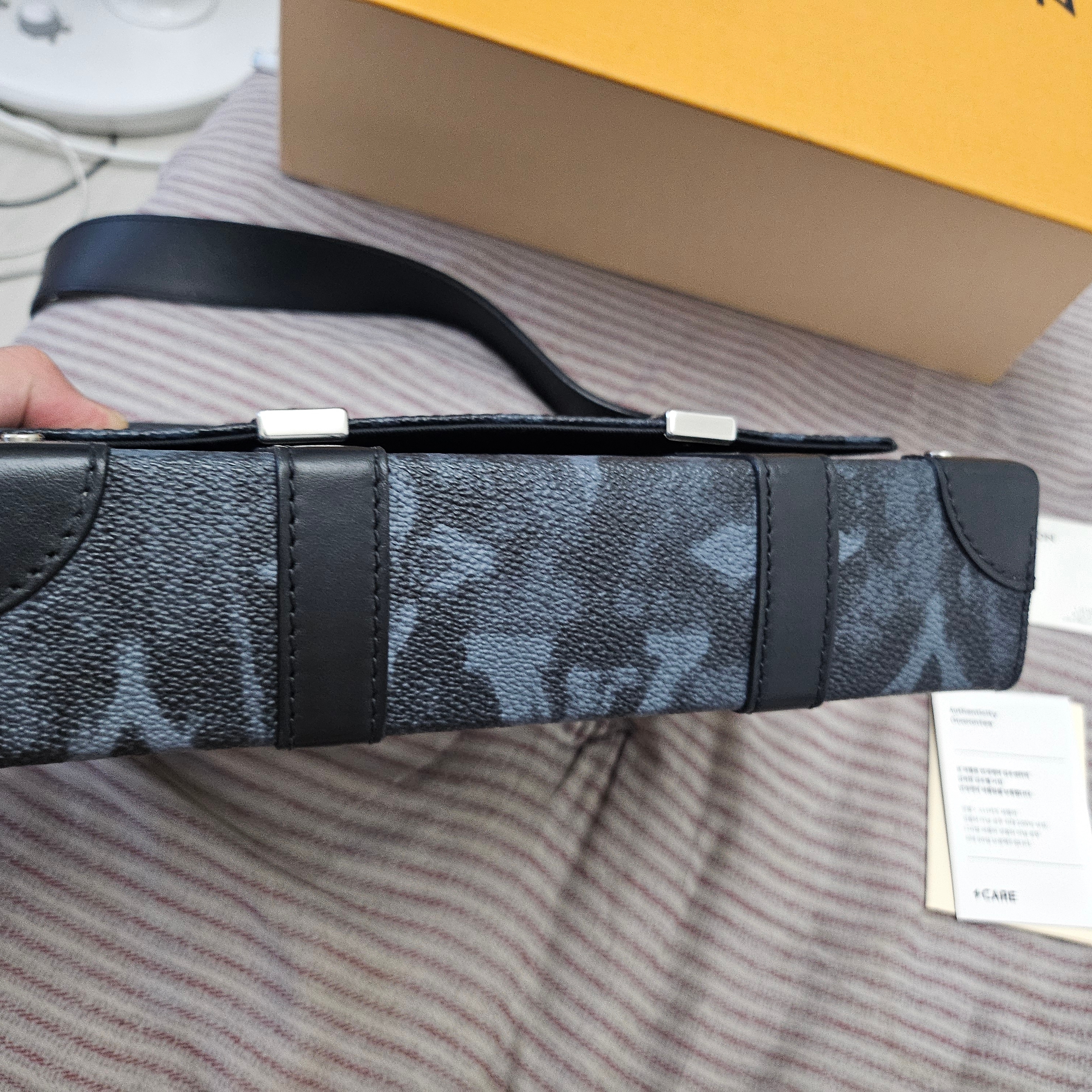 Louis Vuitton Trunk Messenger Monogram Eclipse 착용 스타일 - 5