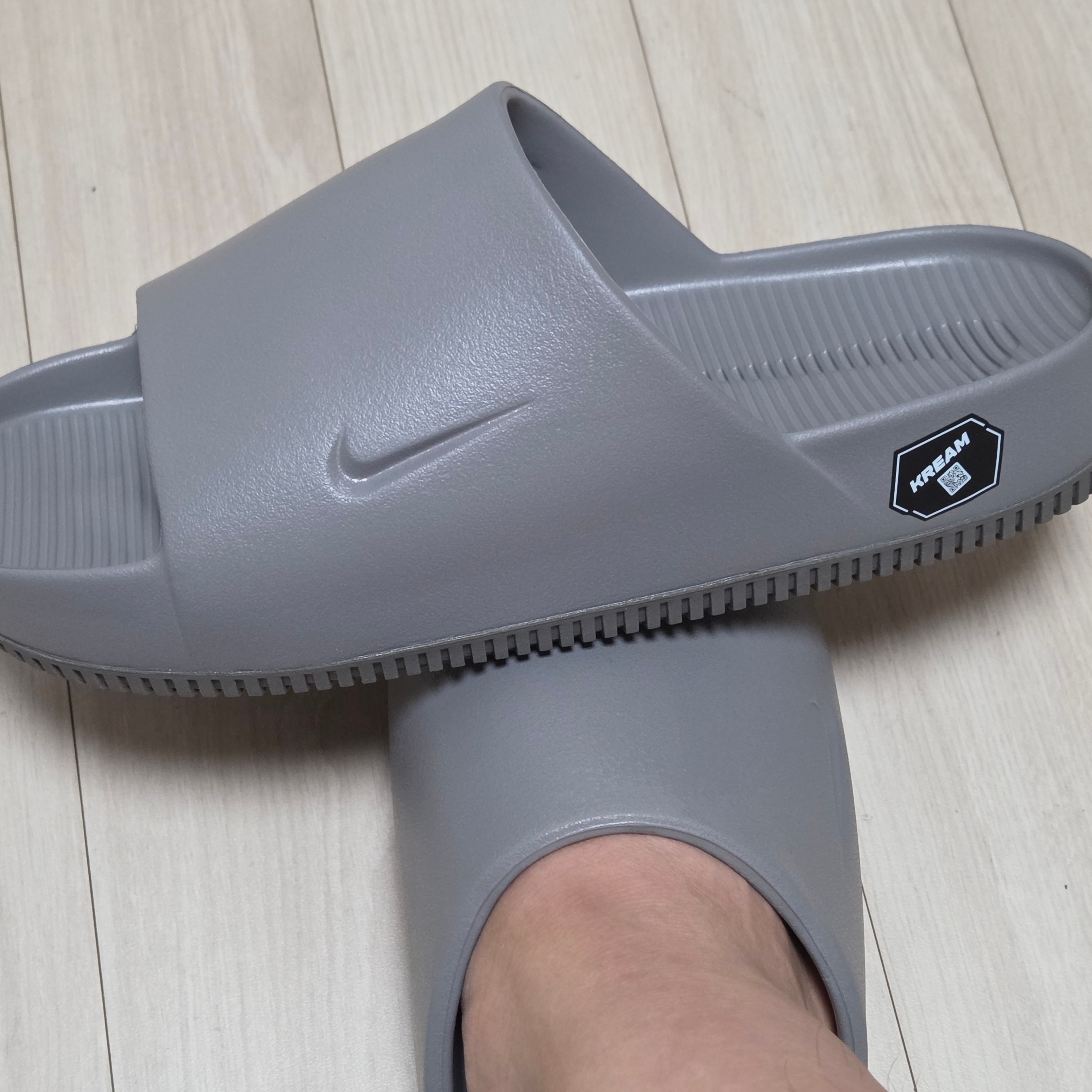 Nike Calm Slide Flat Pewter 착용 스타일