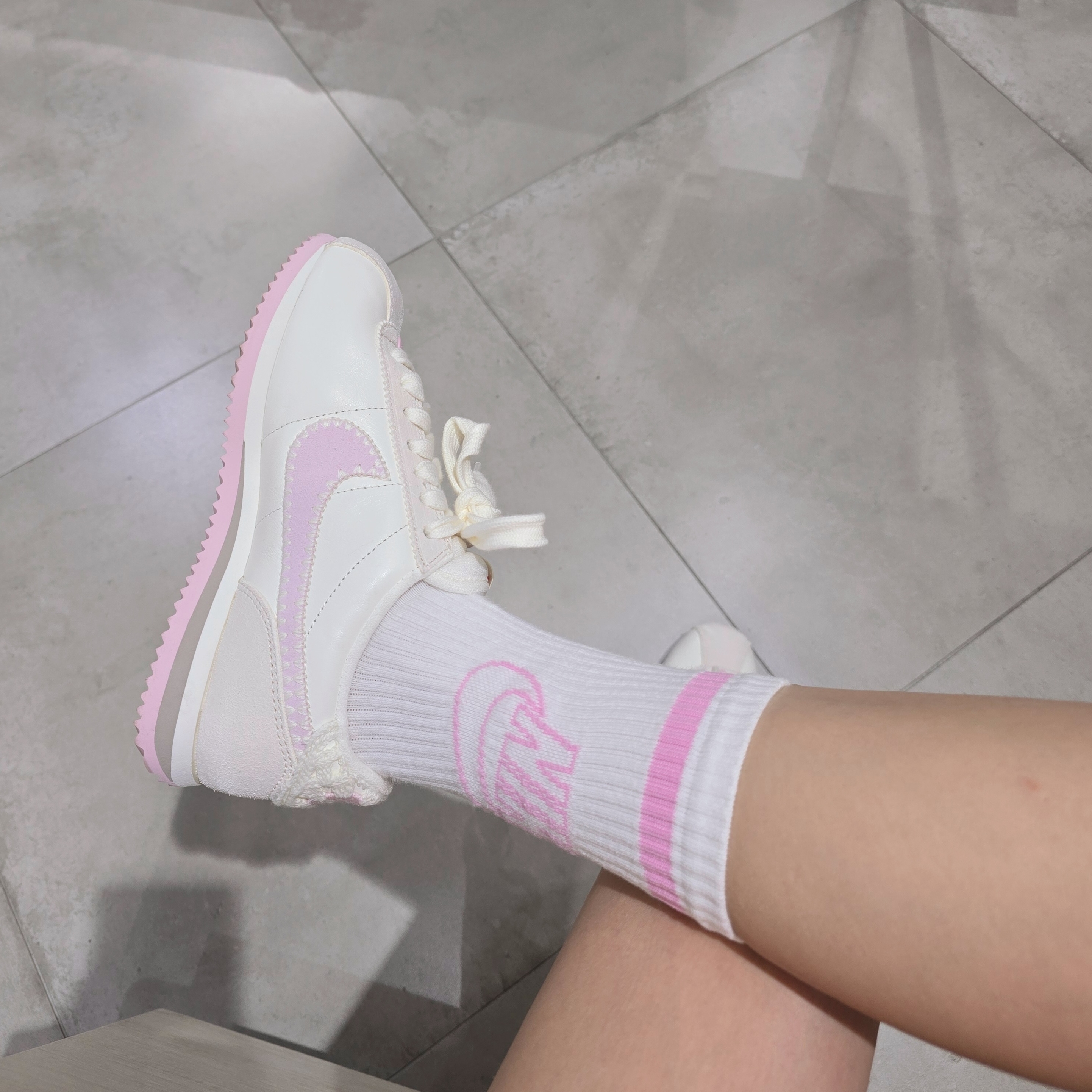 (W) Nike Cortez Valentine's Day Sail Pink Foam 착용 스타일 - 1