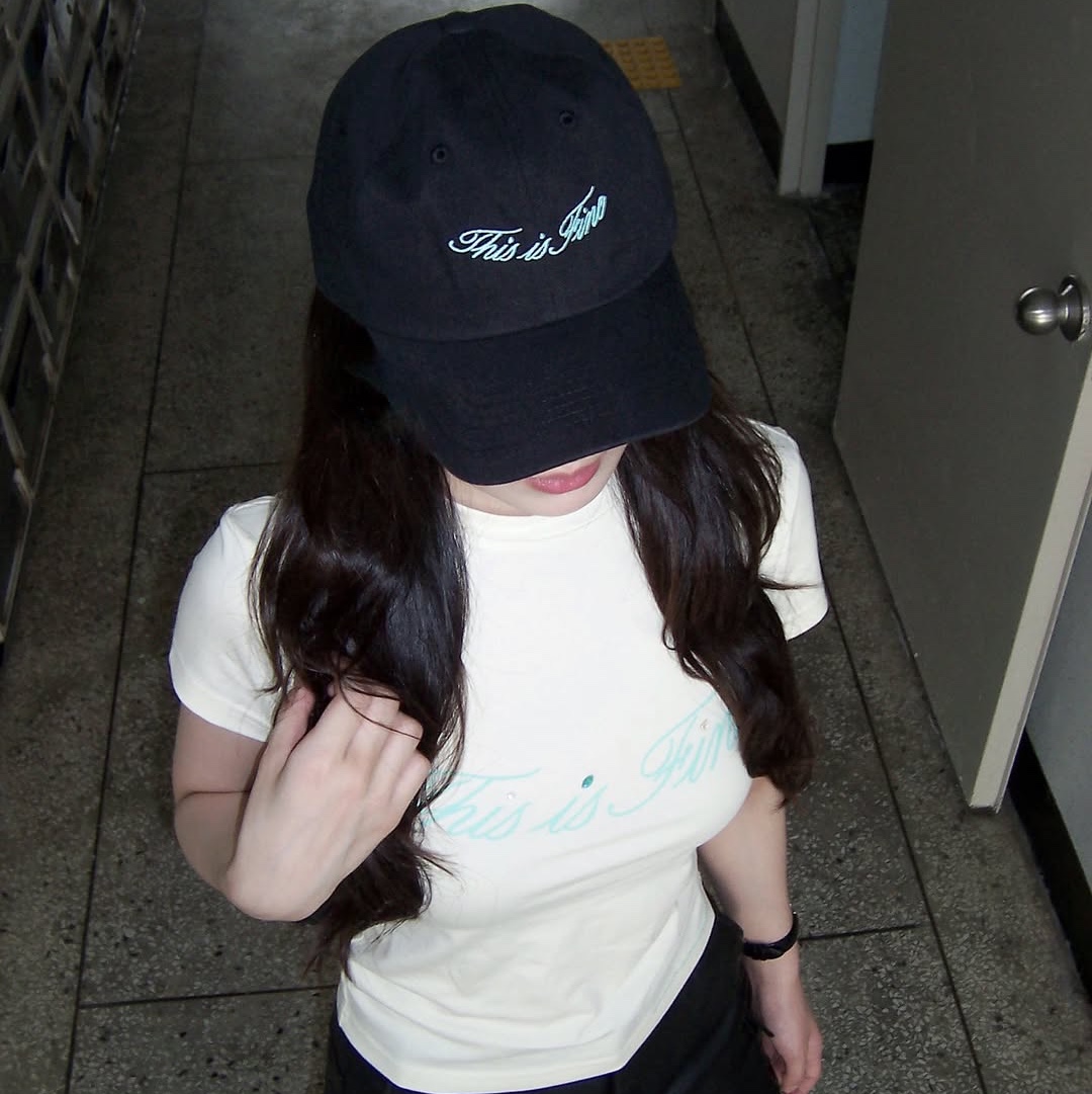 THIS IS FINE Cropped Signature Tee Cream, THIS IS FINE Signature Ball Cap Black 착용 스타일 - 2