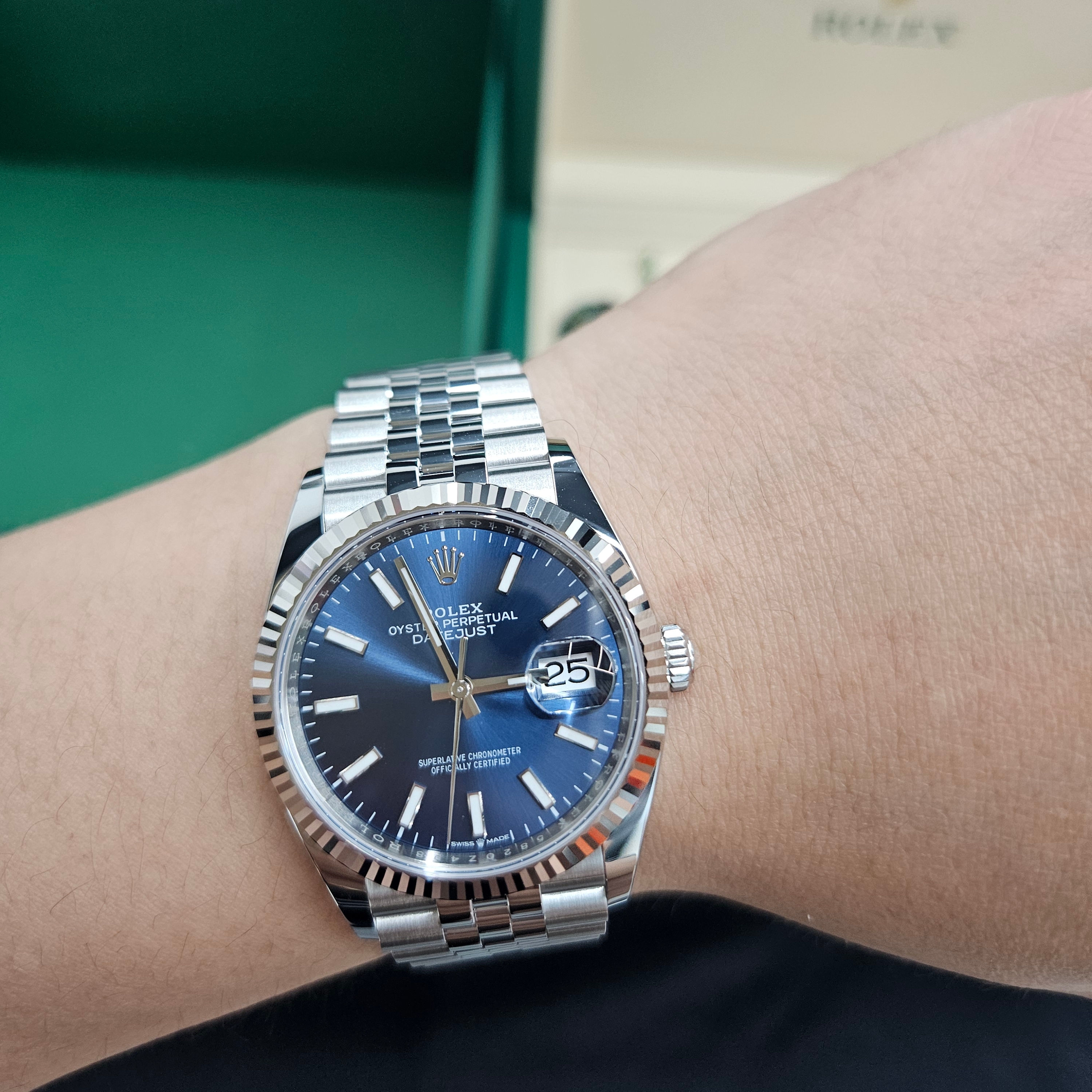 Rolex Datejust 36mm 126234 Bright Blue Jubilee 착용 스타일 - 2