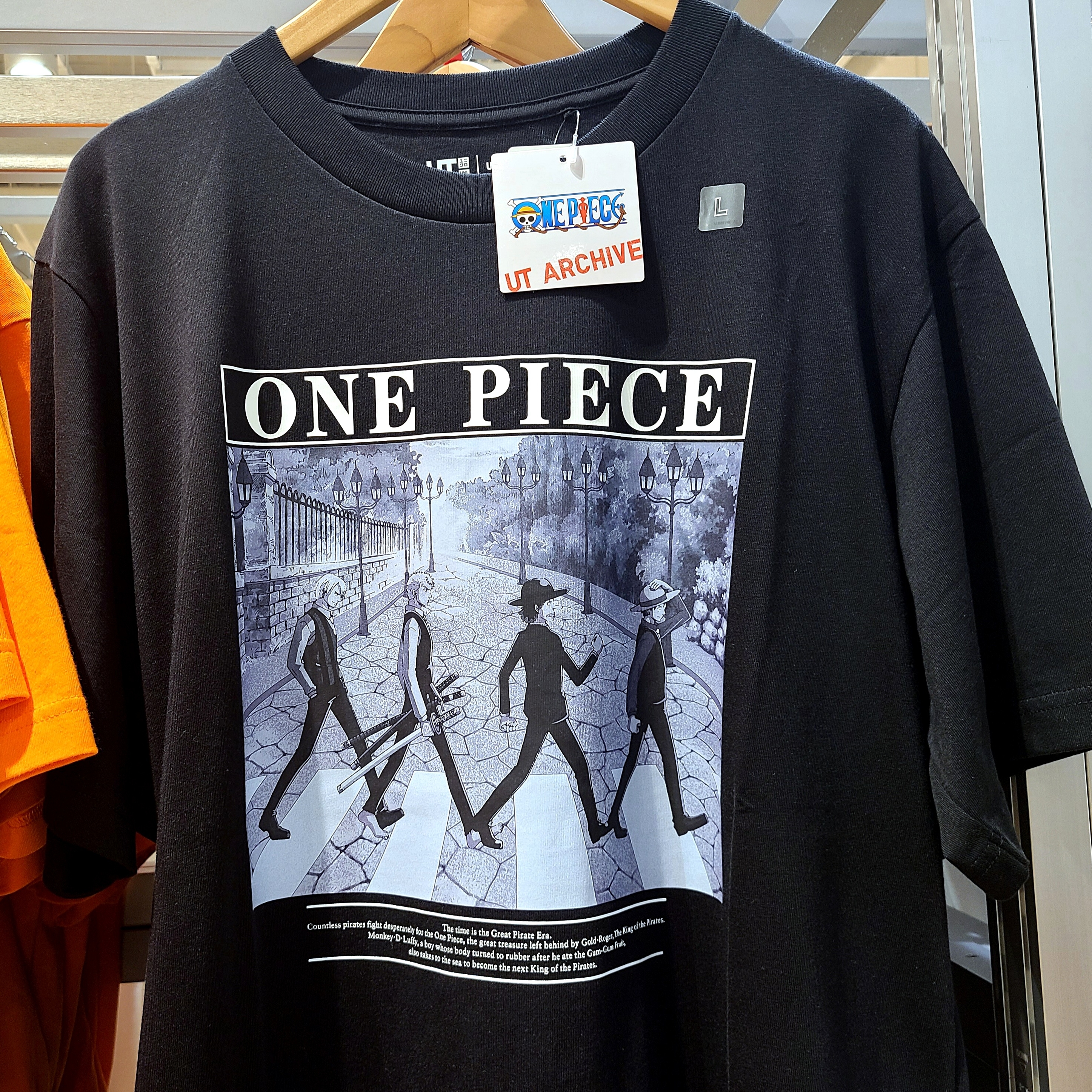 Uniqlo UT One Piece Graphic T-Shirt Black, Uniqlo UT One Piece Graphic T-Shirt White - KR 착용 스타일 - 2