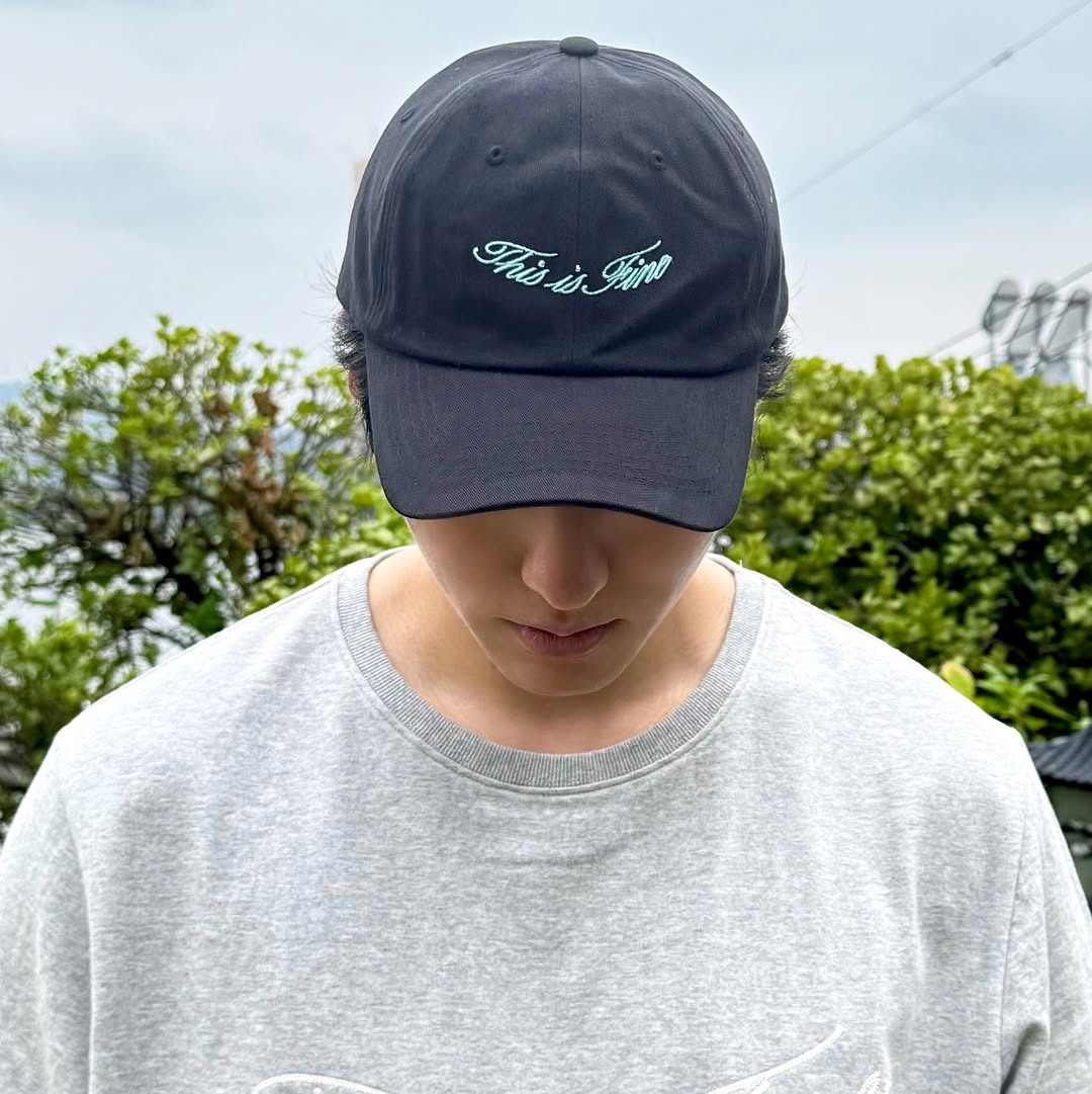 THIS IS FINE Oversized Signature Tee Sportif Gray, THIS IS FINE Signature Ball Cap Black 착용 스타일 - 6