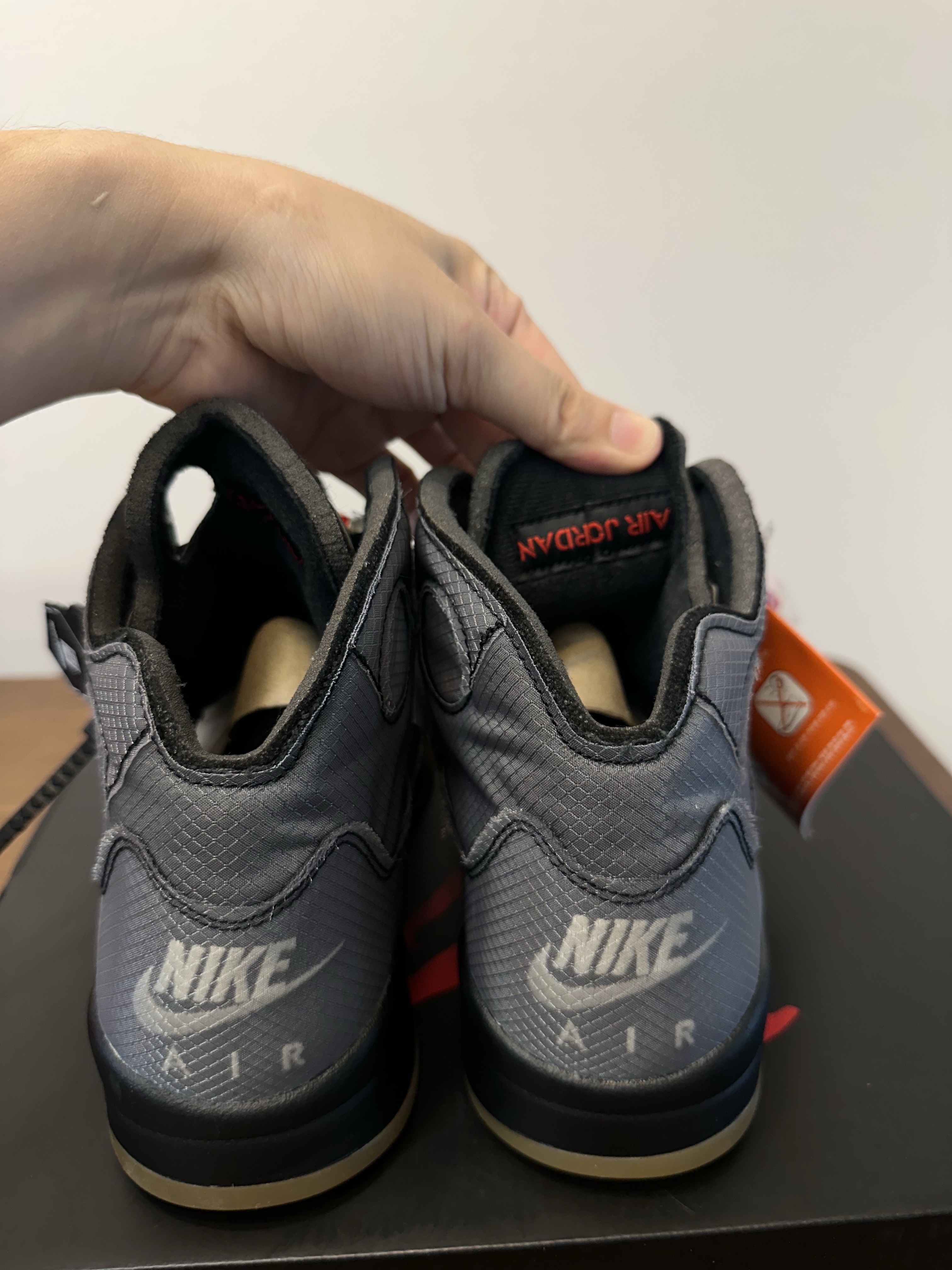 Jordan 5 x Off-White Retro SP Black Muslin 착용 스타일 - 2