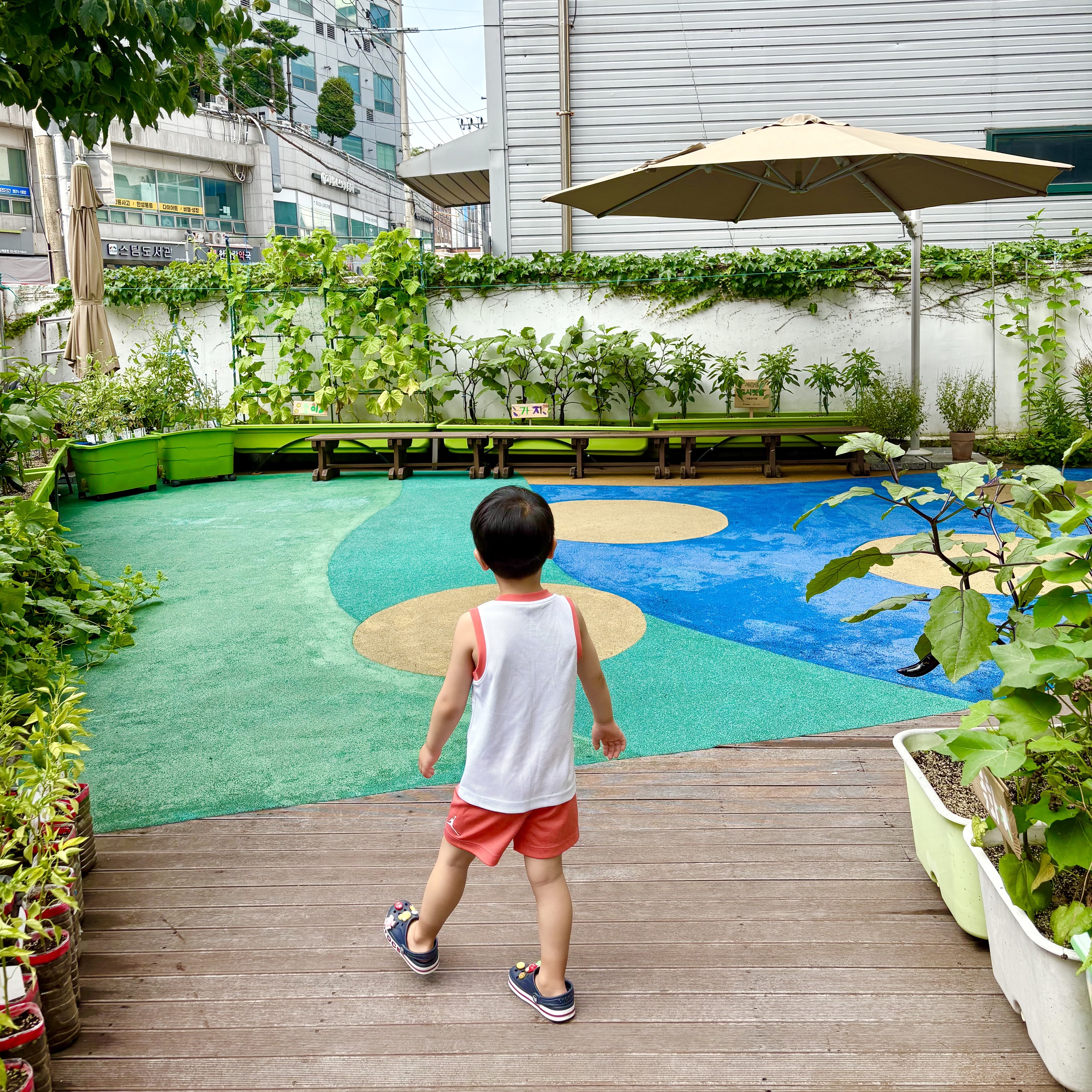 (Kids) Crocs Bayaband Clog Navy 착용 스타일 - 3