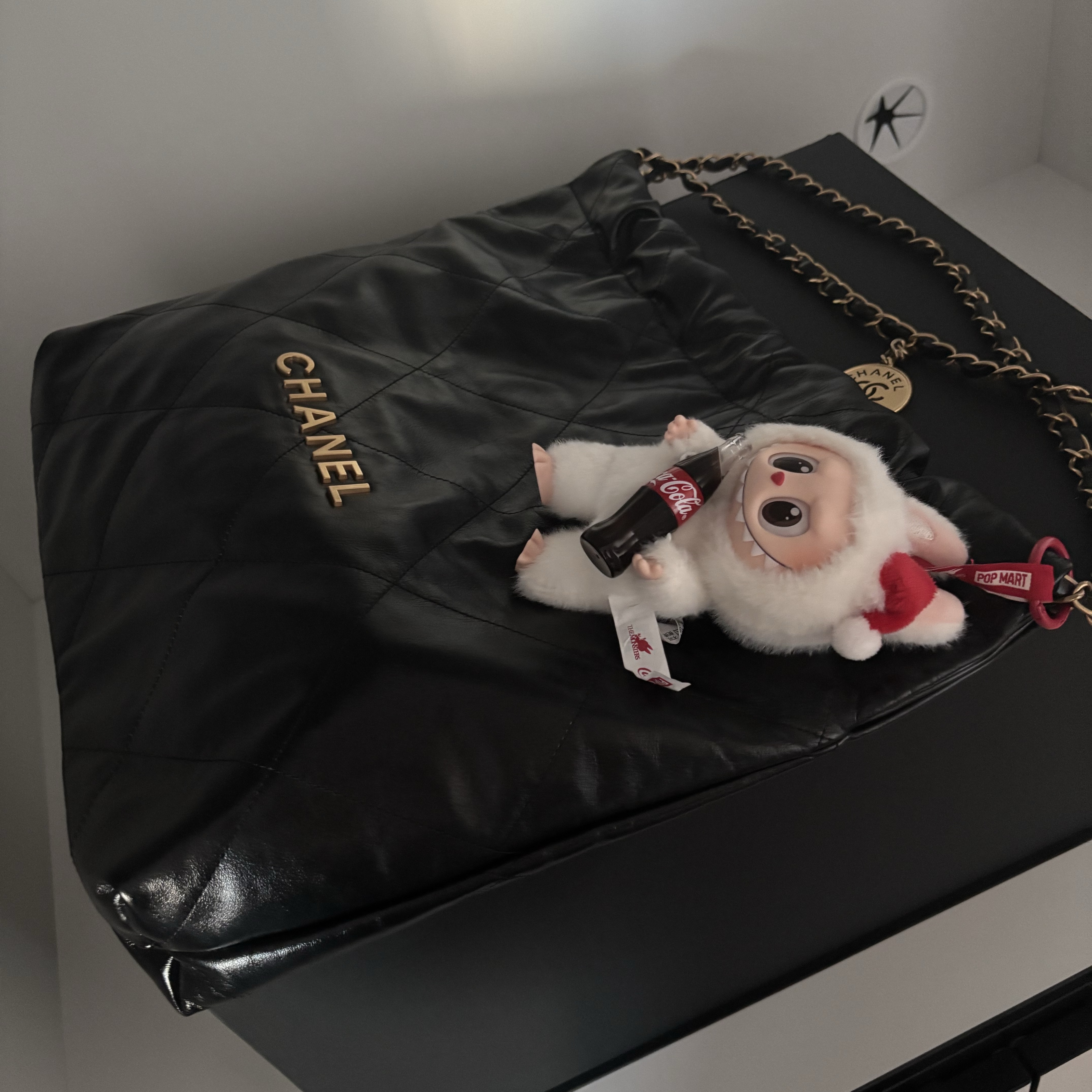 Pop Mart Labubu Coca Cola Series Keyring Sealed Case (1 Blind Box), Chanel 22 Medium Handbag Shiny Calfskin & Gold Black 착용 스타일