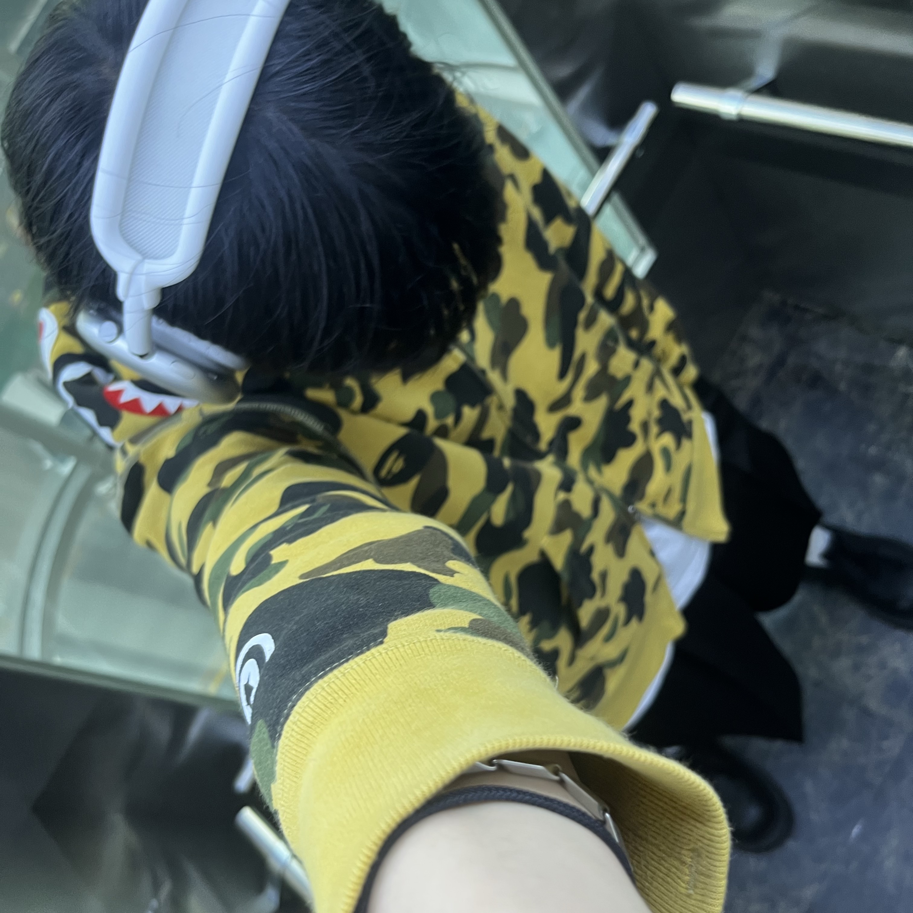 Apple AirPods Max Lightning Silver (Korean Ver.), BAPE 1st Camo Shark Full Zip Hoodie Yellow 착용 스타일