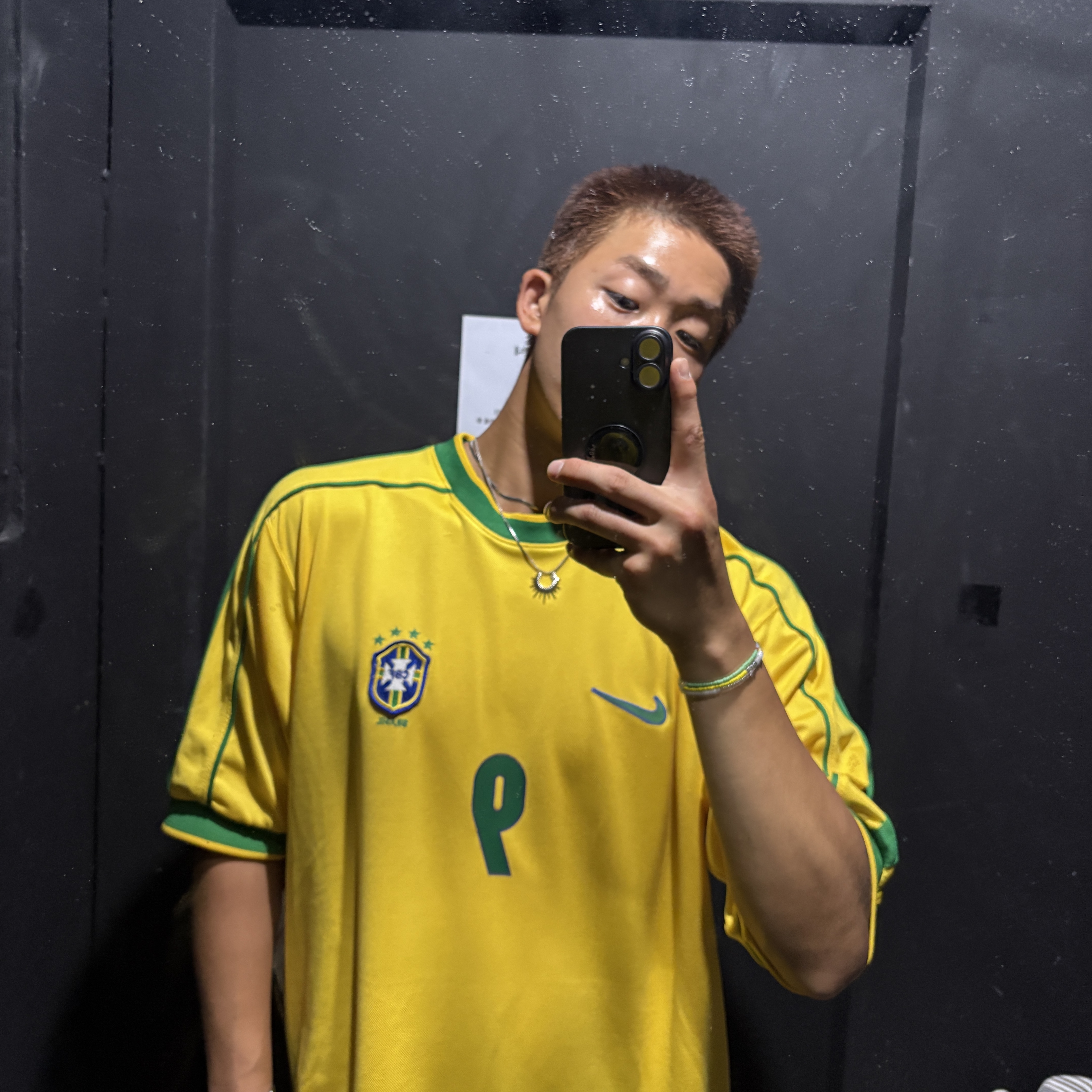 Nike Brazil 1998 Reissue Soccer Replica Jersey Varsity Maize Ronaldo (Marking Ver.), Jordan 1 x Travis Scott x Fragment Retro Low OG SP Military Blue 착용 스타일 - 1