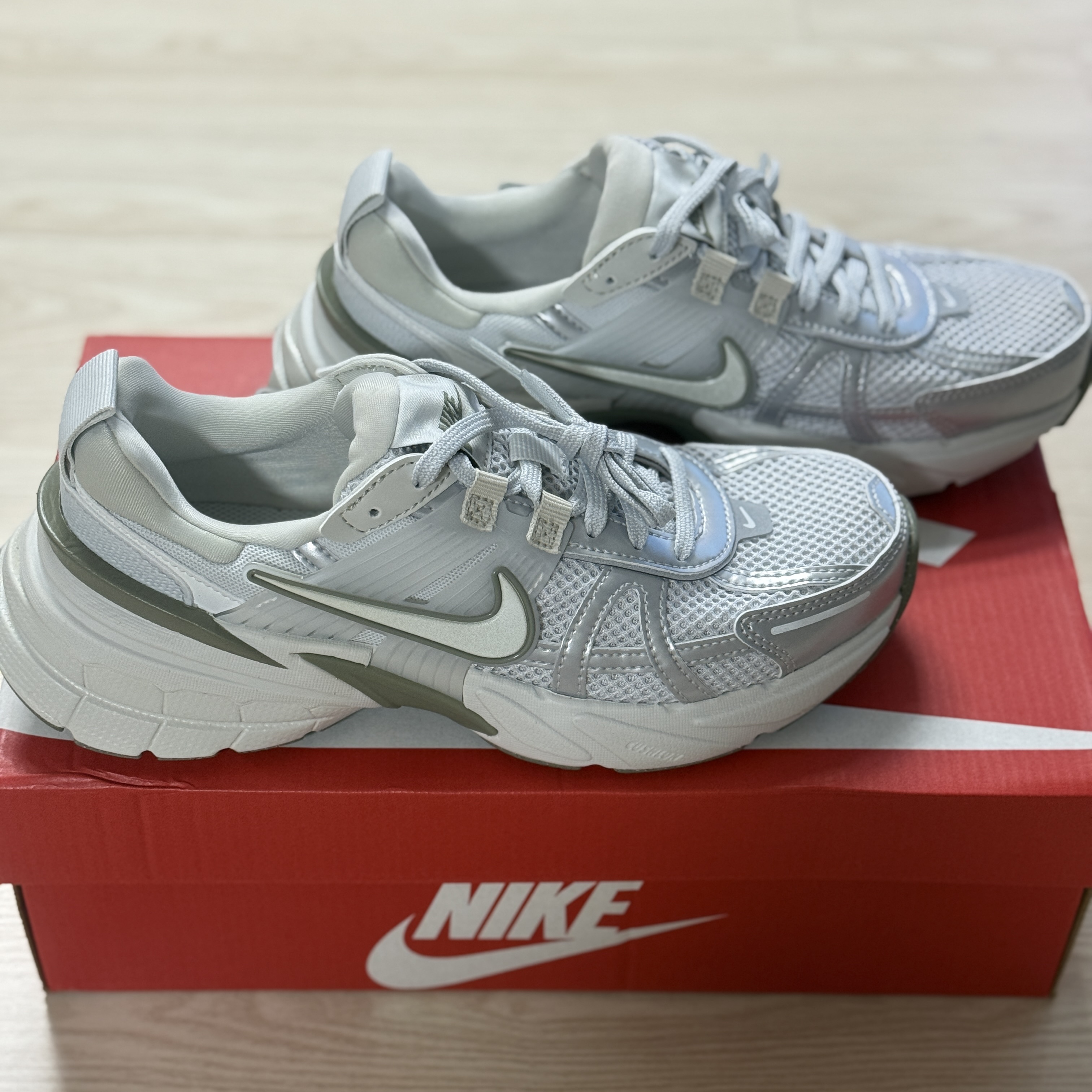 (W) Nike V2K Run Photon Dust Summit White 착용 스타일 - 3