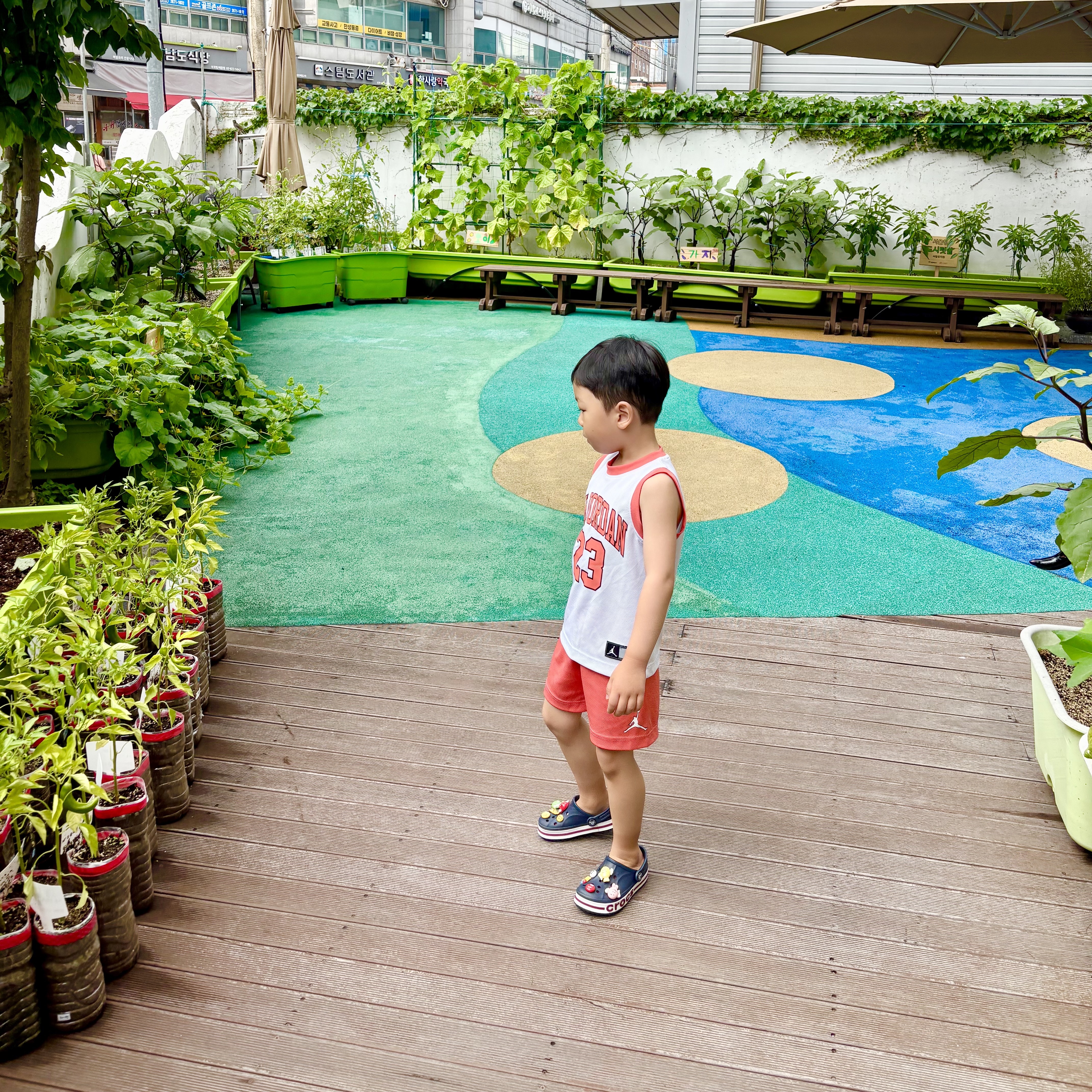 (Kids) Crocs Bayaband Clog Navy 착용 스타일 - 1