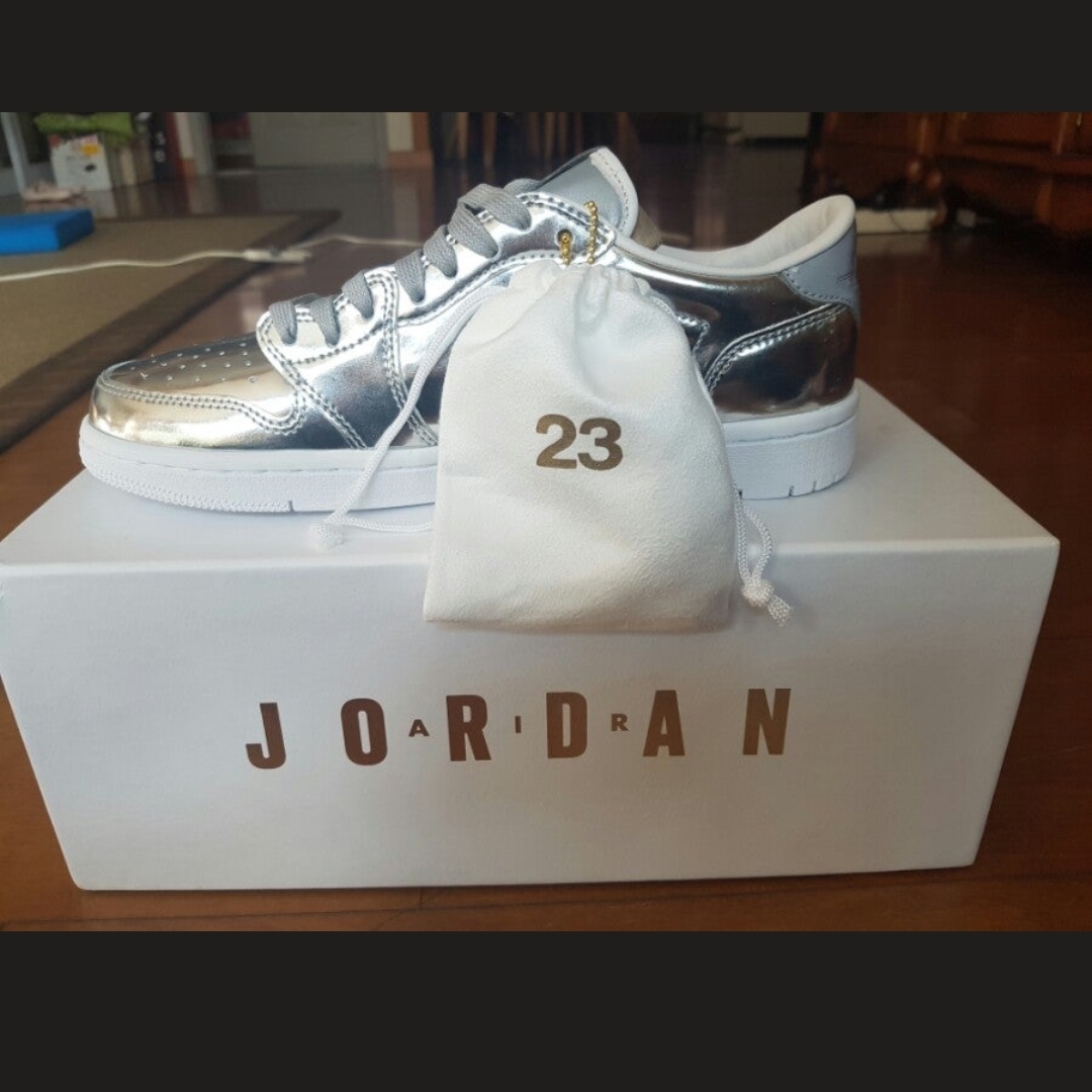Jordan 1 Retro Low Pinnacle Metallic Silver 착용 스타일 - 2