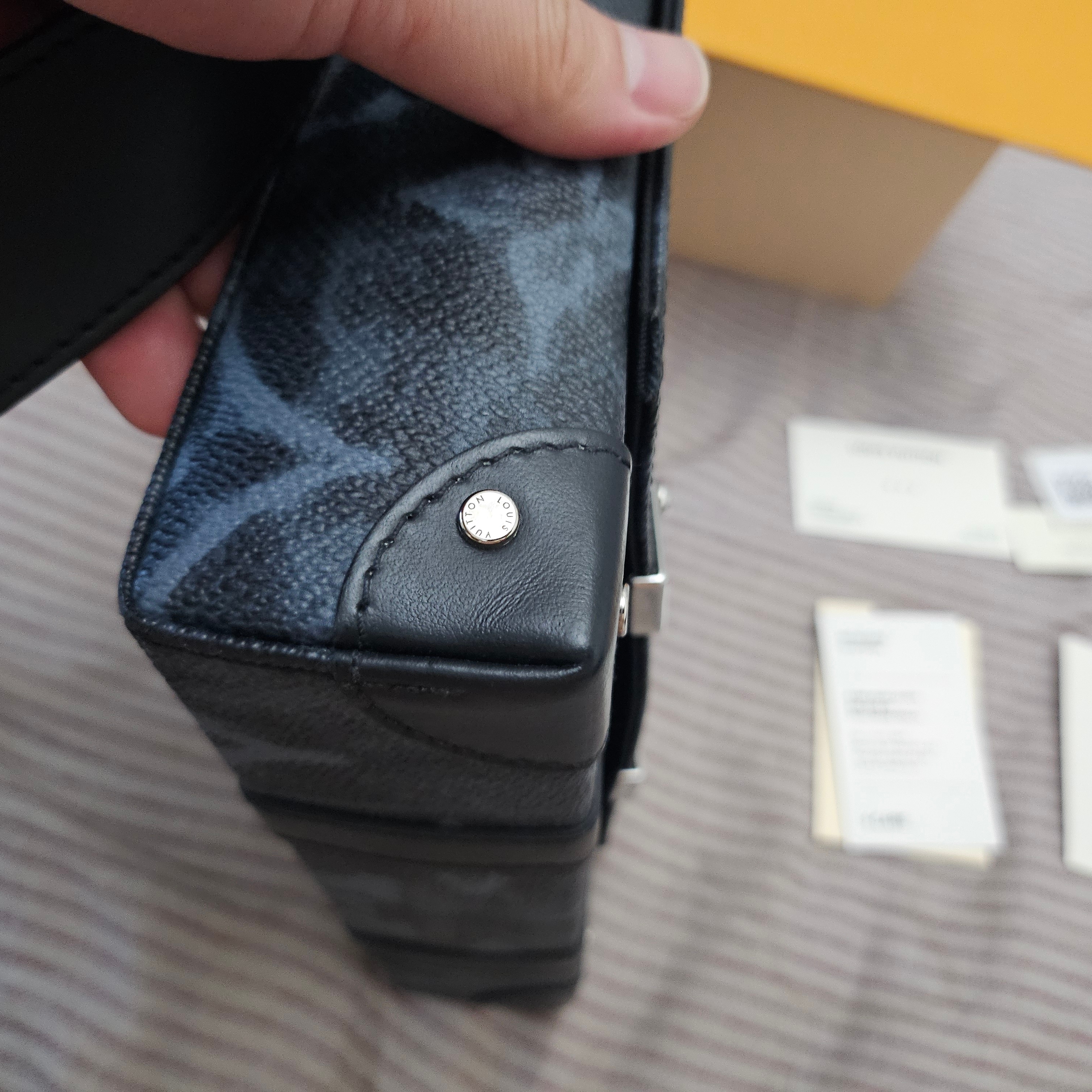 Louis Vuitton Trunk Messenger Monogram Eclipse 착용 스타일 - 4
