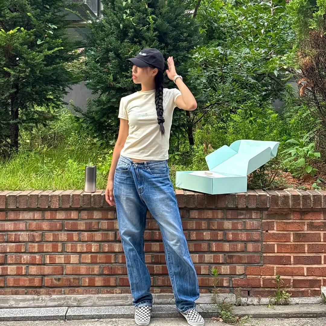 THIS IS FINE Cropped Signature Tee Cream, THIS IS FINE Signature Ball Cap Black 착용 스타일 - 5