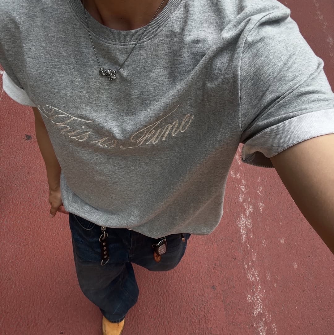 THIS IS FINE Oversized Signature Tee Sportif Gray, THIS IS FINE Signature Ball Cap Black 착용 스타일 - 3