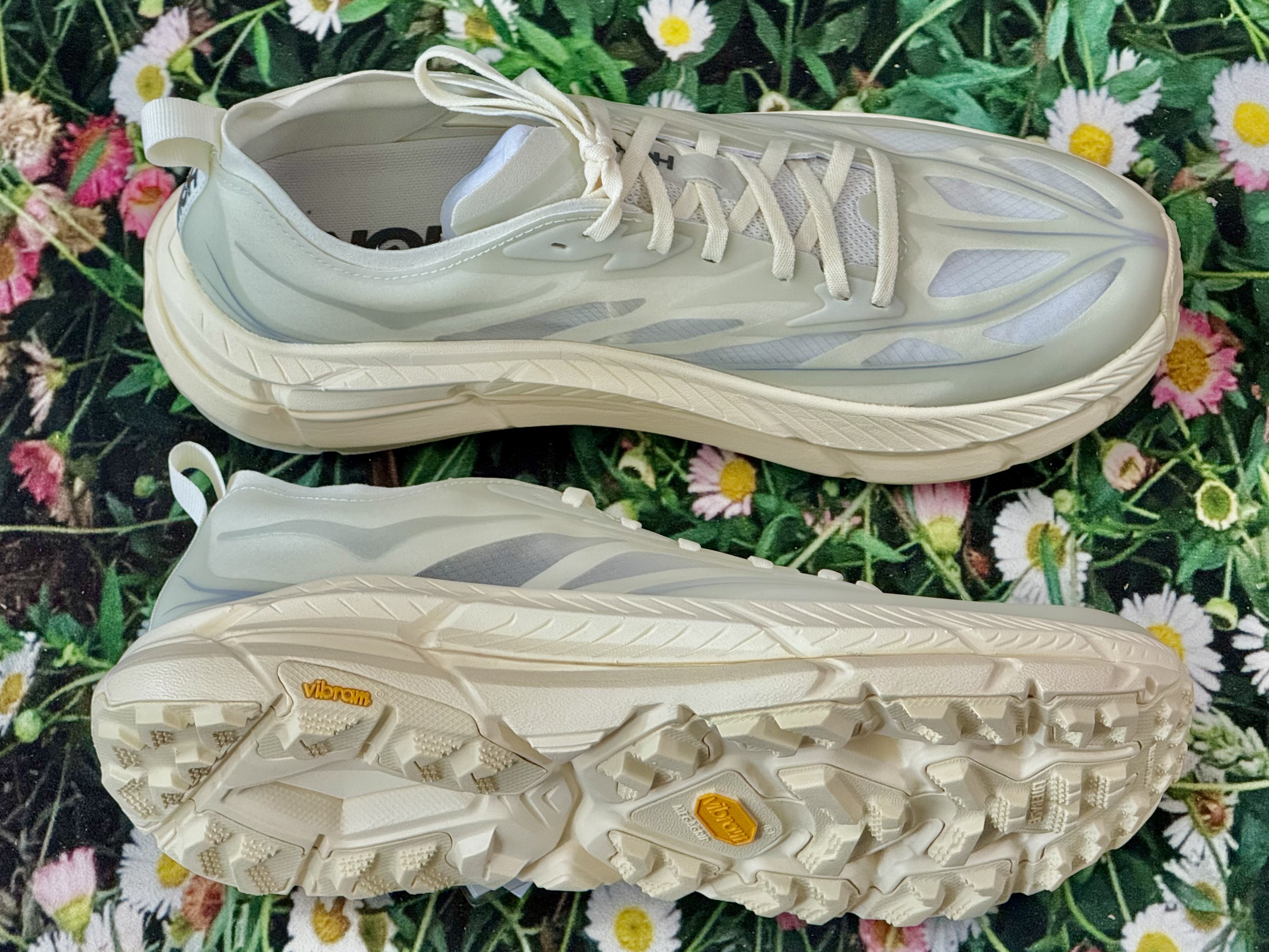 Hoka Mafate Speed 4 Lite Truffle Salt Vintage Yellow, Hoka Mafate Speed 4 Lite Black Outer Orbit 착용 스타일 - 4