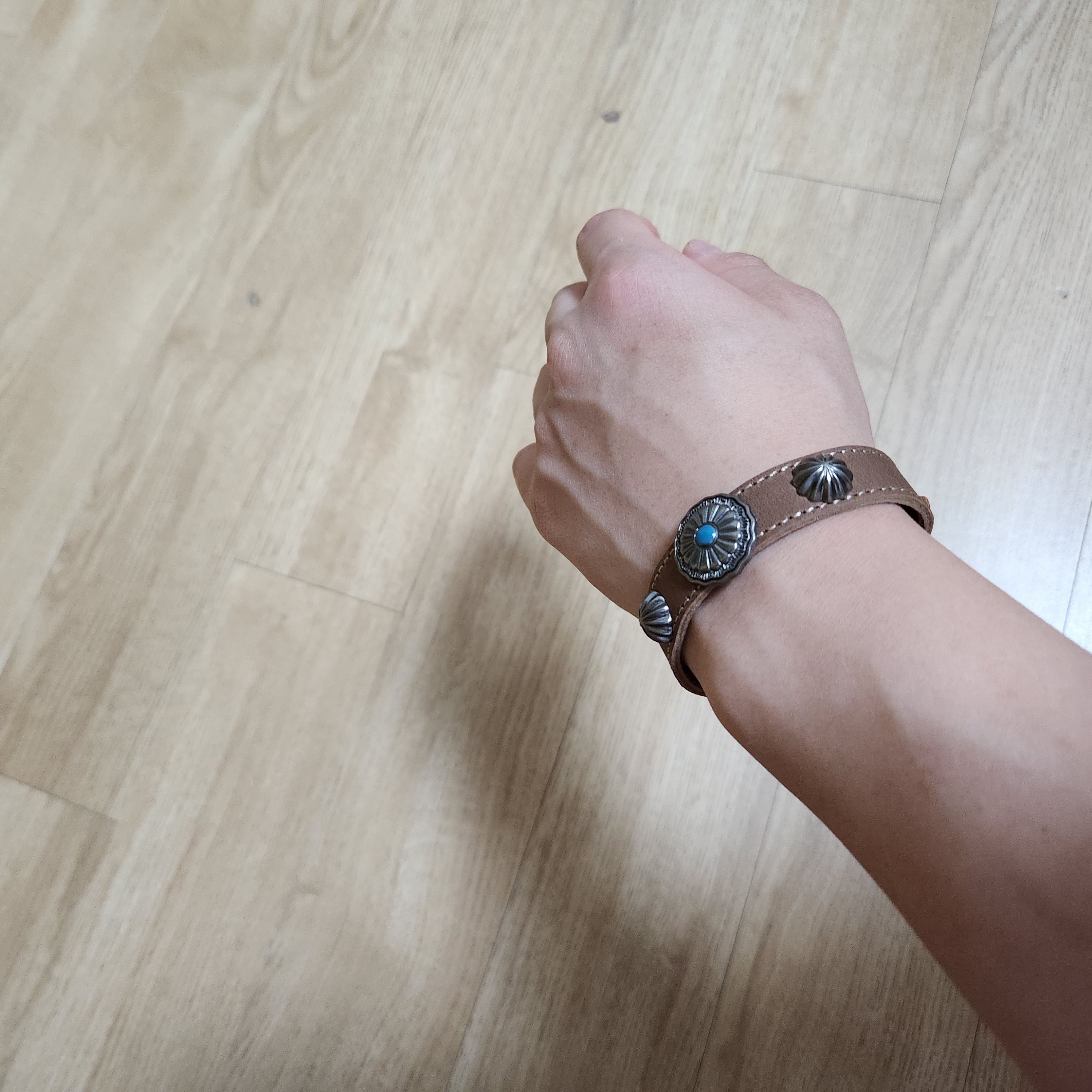 Ogarp Concho Wrist Belt Brown 착용 스타일 - 2
