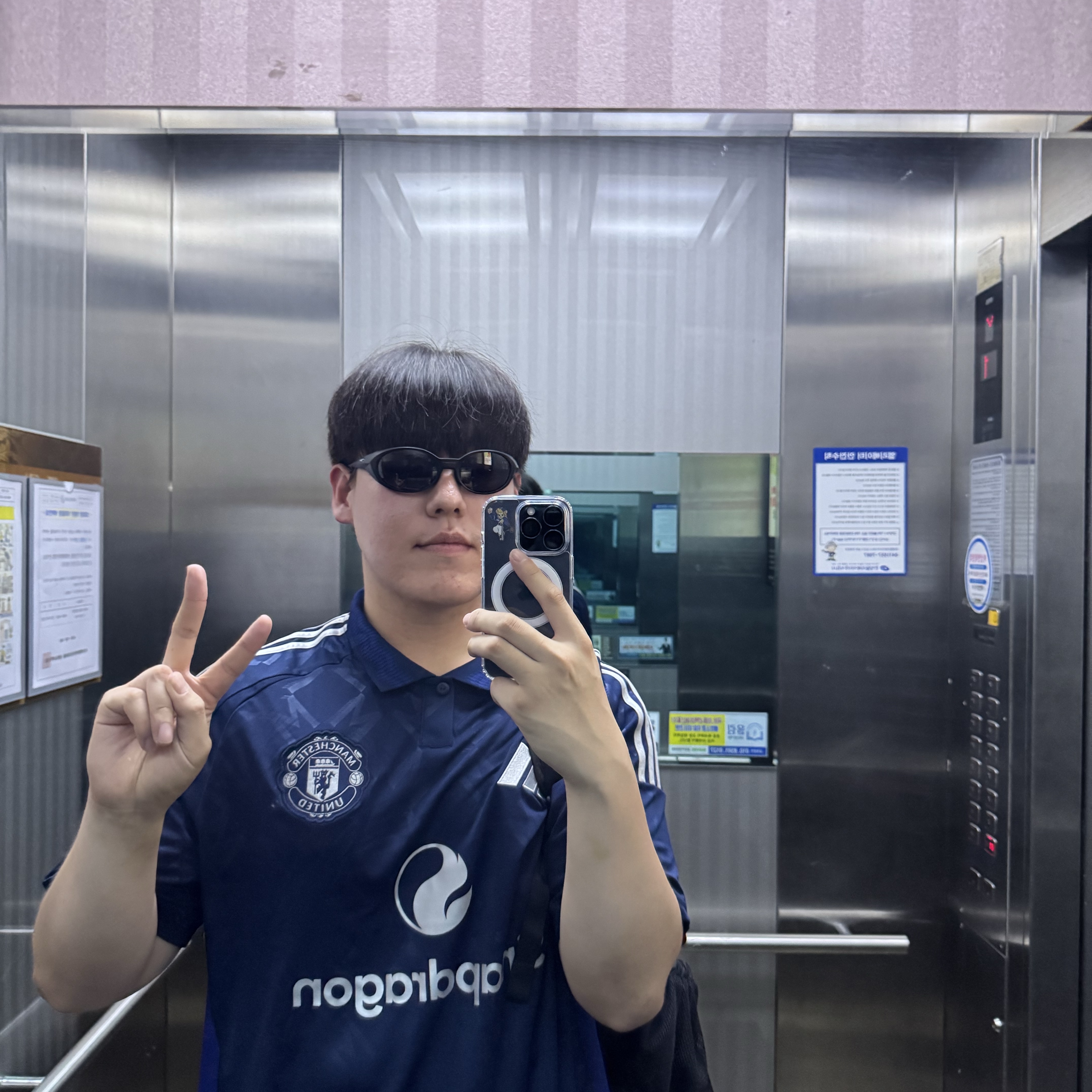 Adidas Manchester United 2024/25 Away Jersey Night Indigo - KR Sizing (Non Marking Ver.), Oakley Eye Jacket Redux Matte Black Frame Prizm Grey Lenses High Bridge Fit 착용 스타일