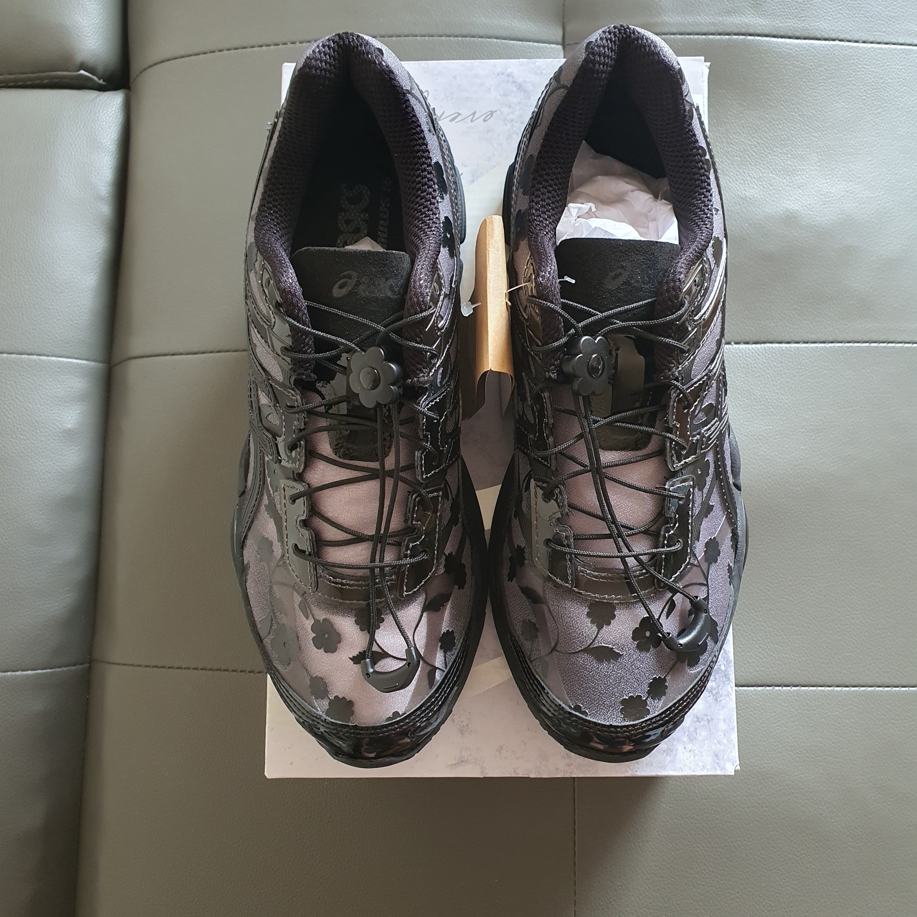 Asics x Cecilie Bahnsen Gel-Cumulus 16 Black 착용 스타일