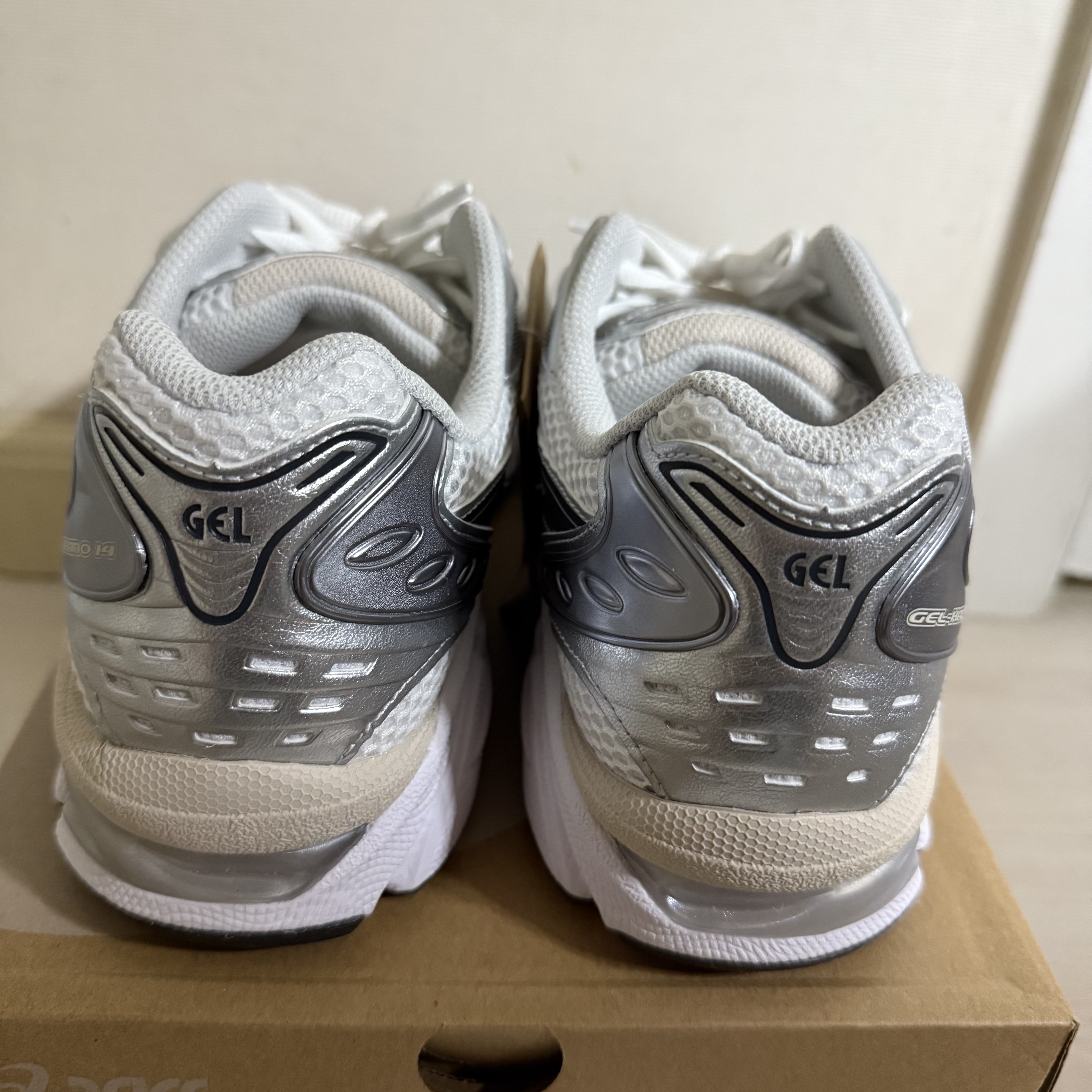 Asics Gel-Kayano 14 White Graphite Grey 착용 스타일 - 4