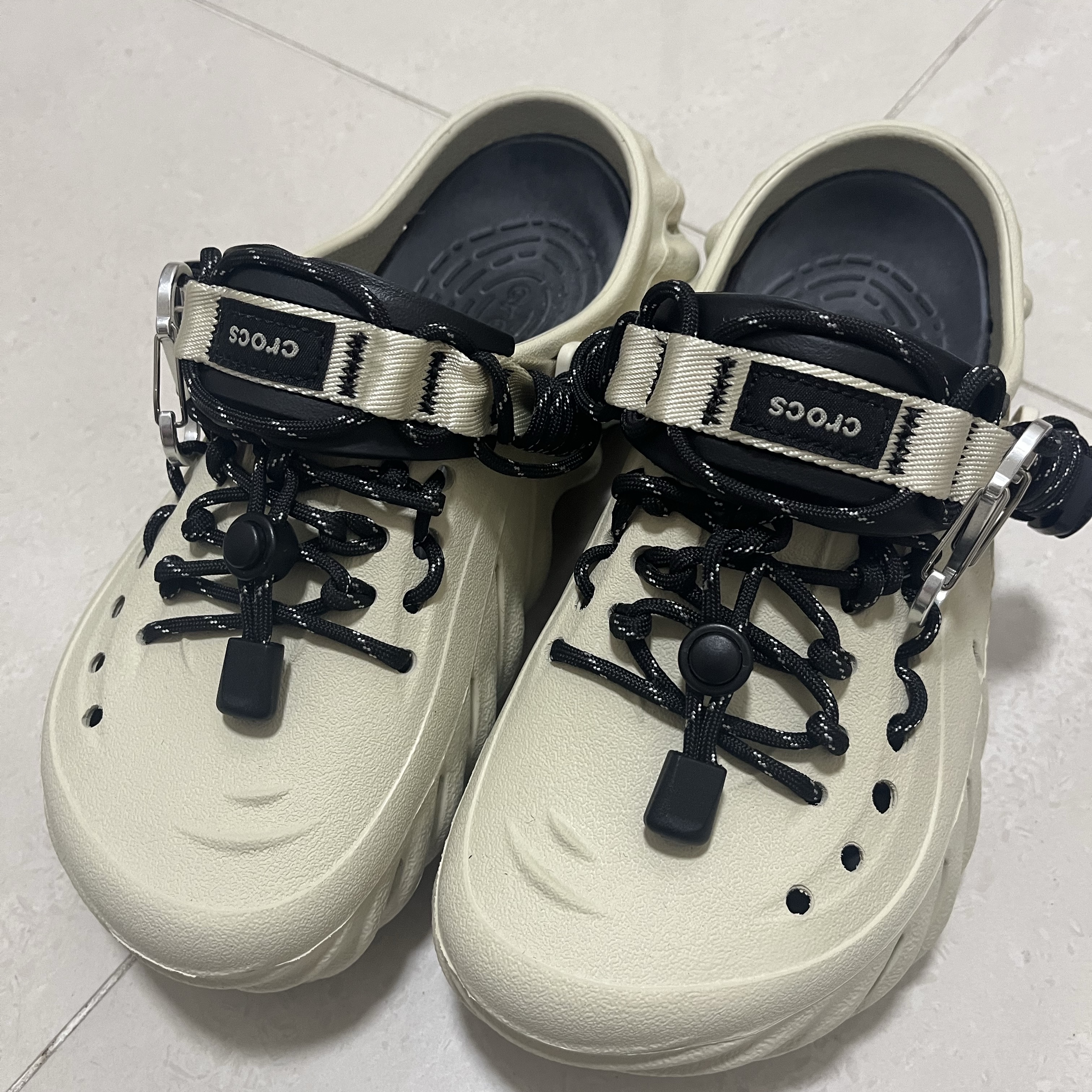 Crocs Echo Clog Bone Black 착용 스타일