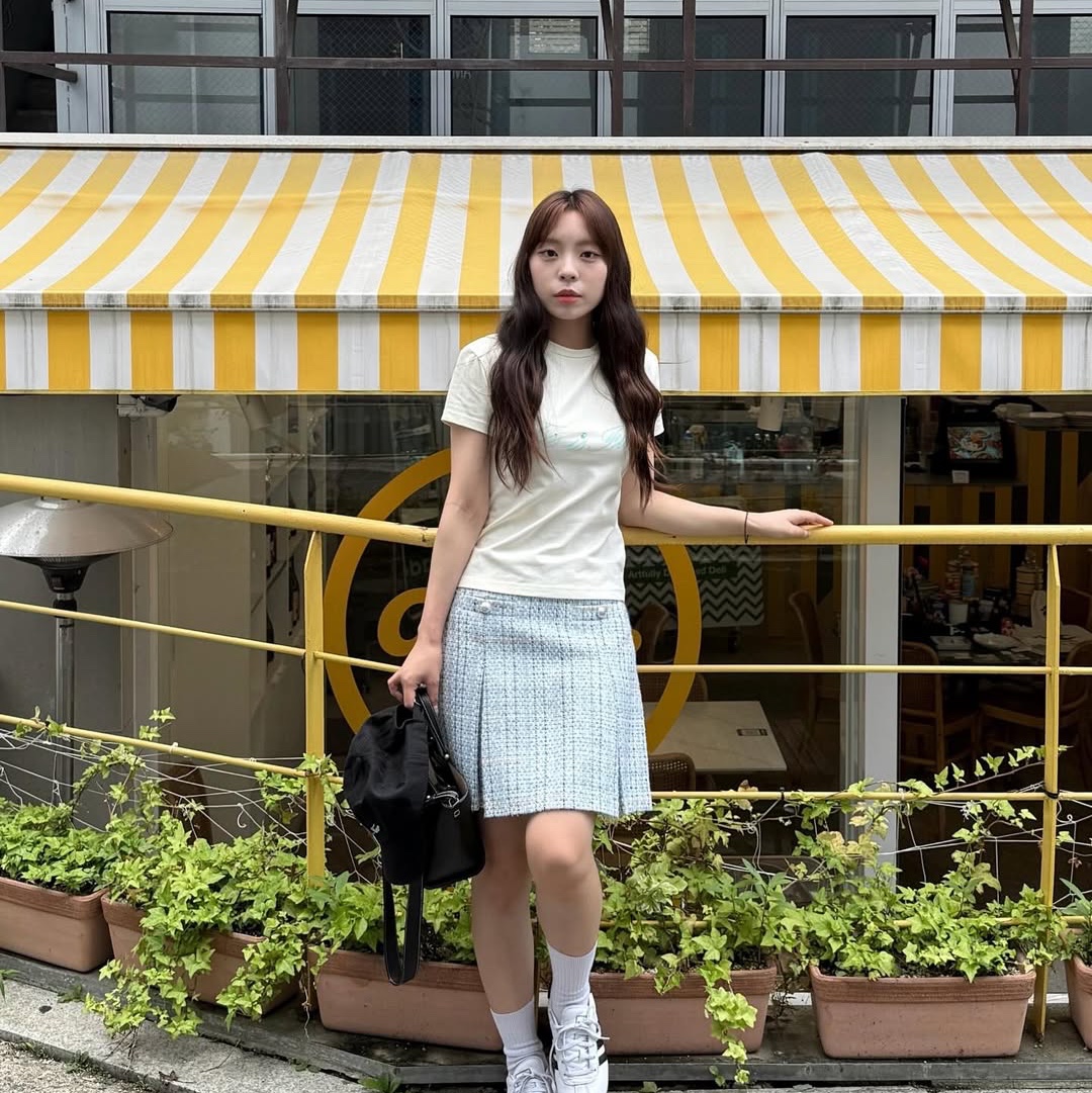 THIS IS FINE Cropped Signature Tee Cream, THIS IS FINE Signature Ball Cap Black 착용 스타일 - 4