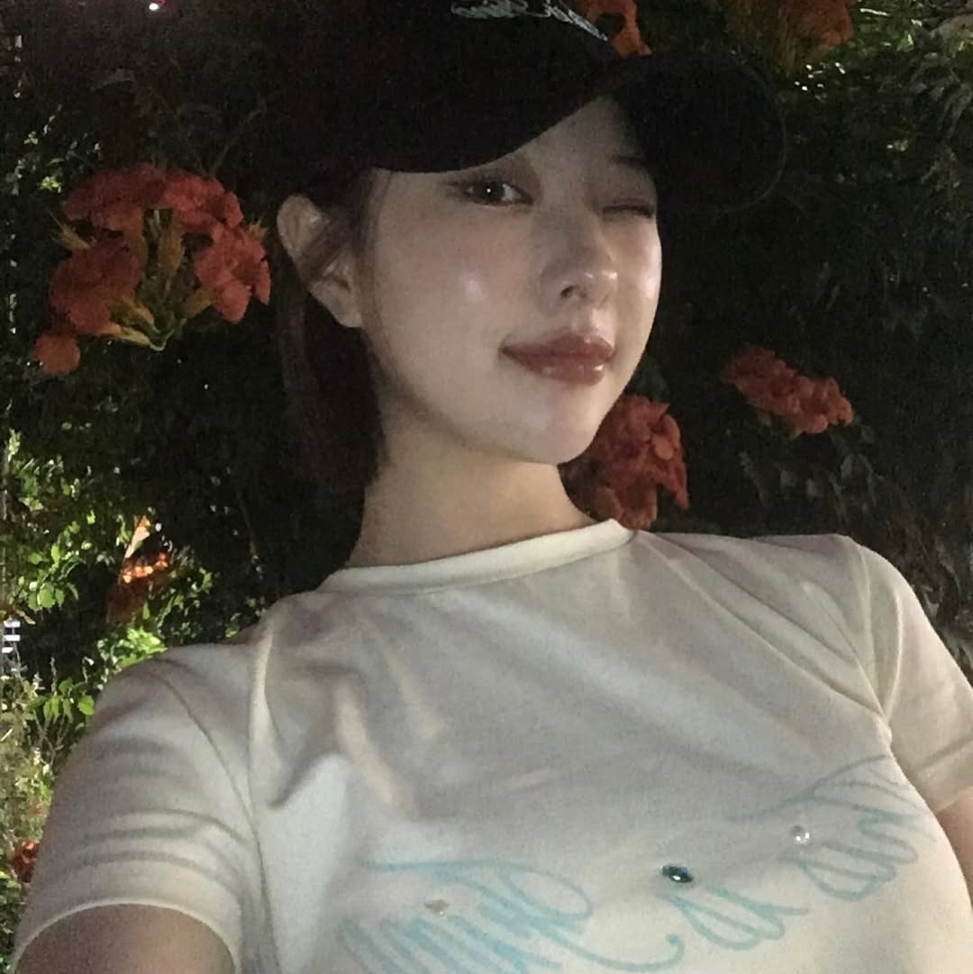THIS IS FINE Cropped Signature Tee Cream, THIS IS FINE Signature Ball Cap Black 착용 스타일 - 2