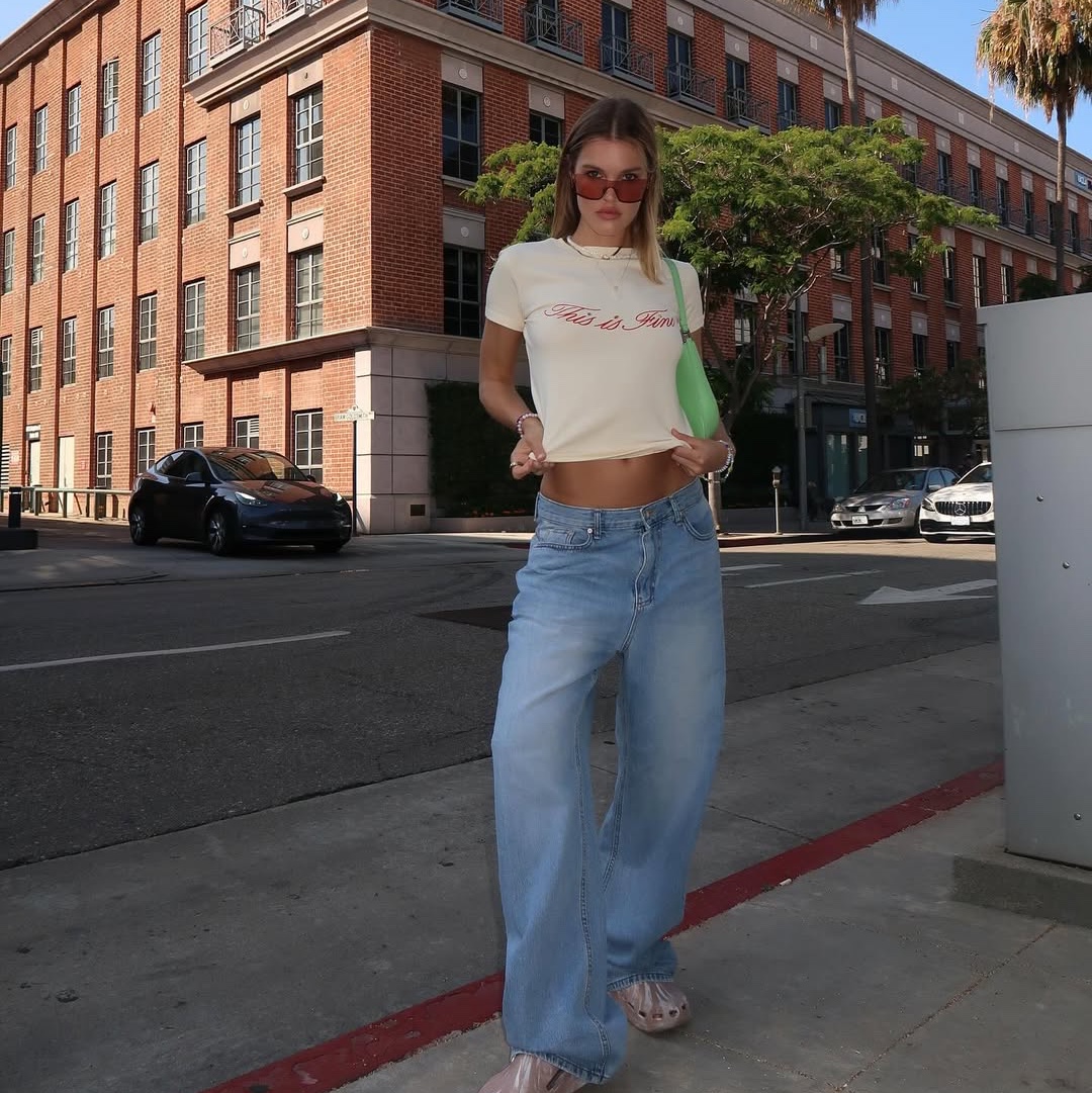 THIS IS FINE x FUNFLEX Relaxed Signature Jean Light Blue, THIS IS FINE Cropped Signature Tee Yellow 착용 스타일 - 10
