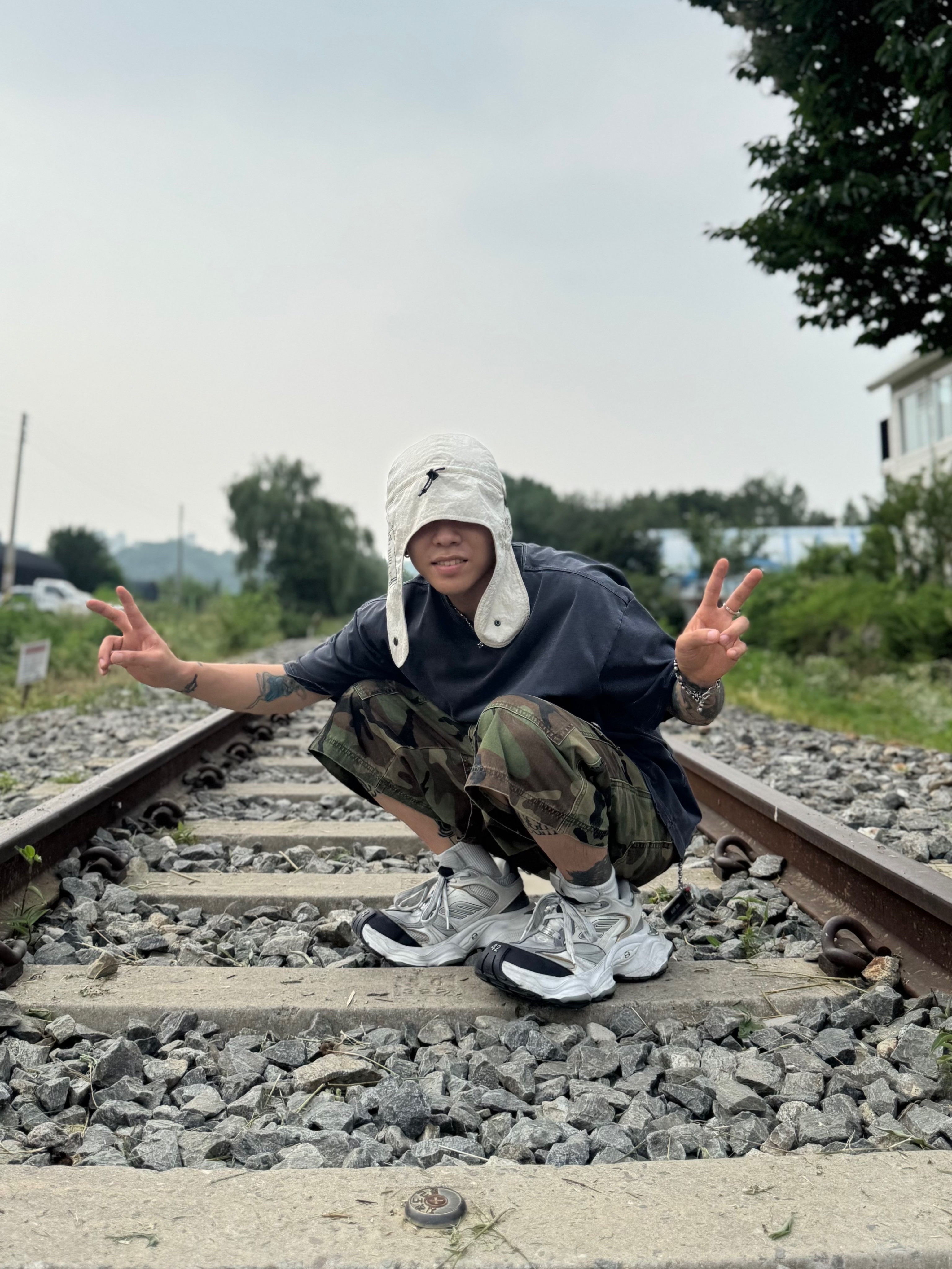 Balenciaga Cargo Sneakers White Grey, Balenciaga Cargo Sneakers Beige Grey Red 착용 스타일 - 5