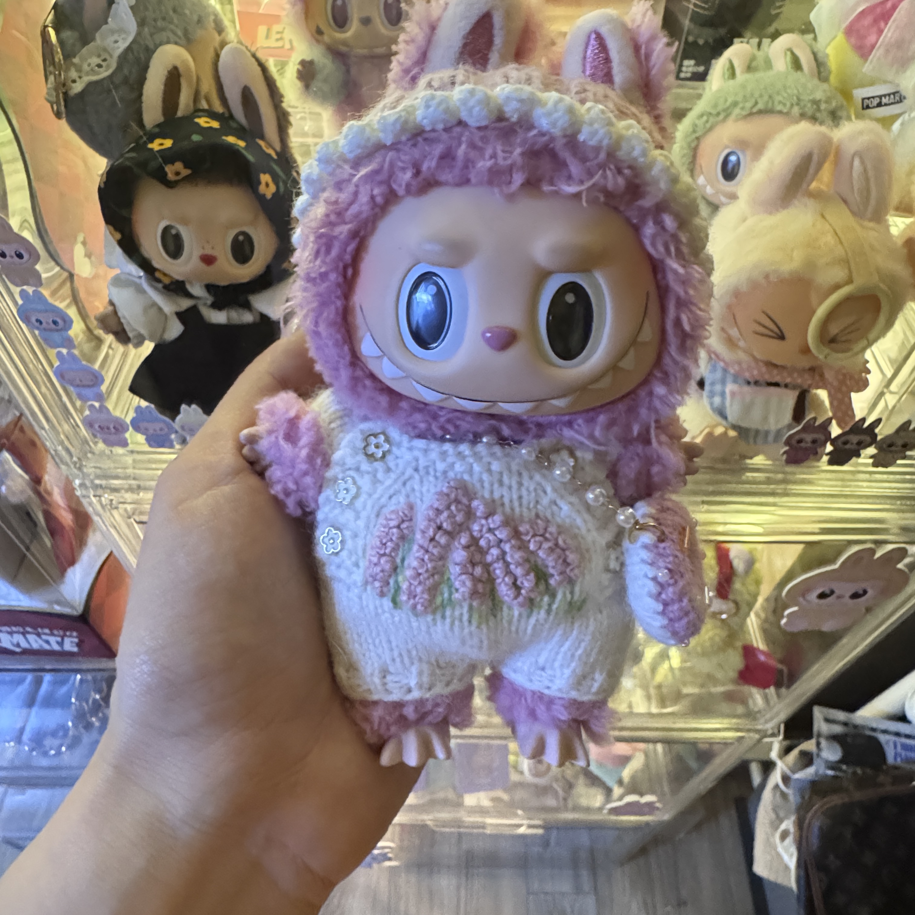 Pop Mart Labubu The Monsters Labubu Tasty Macarons Series Lyche Berry Keyring 착용 스타일