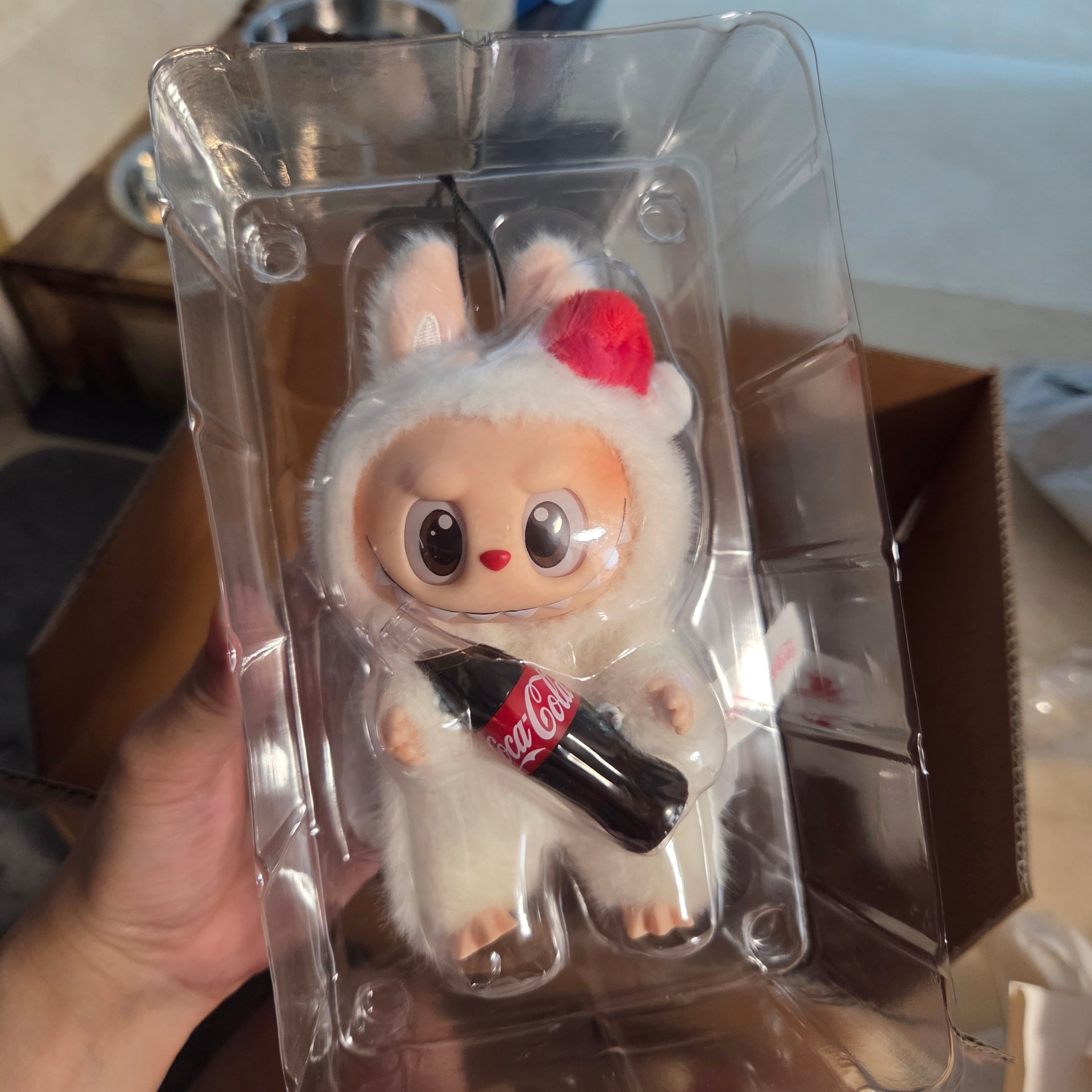Pop Mart Labubu Coca Cola Series Surprise Shake Keyring (Opened Case) 착용 스타일 - 1
